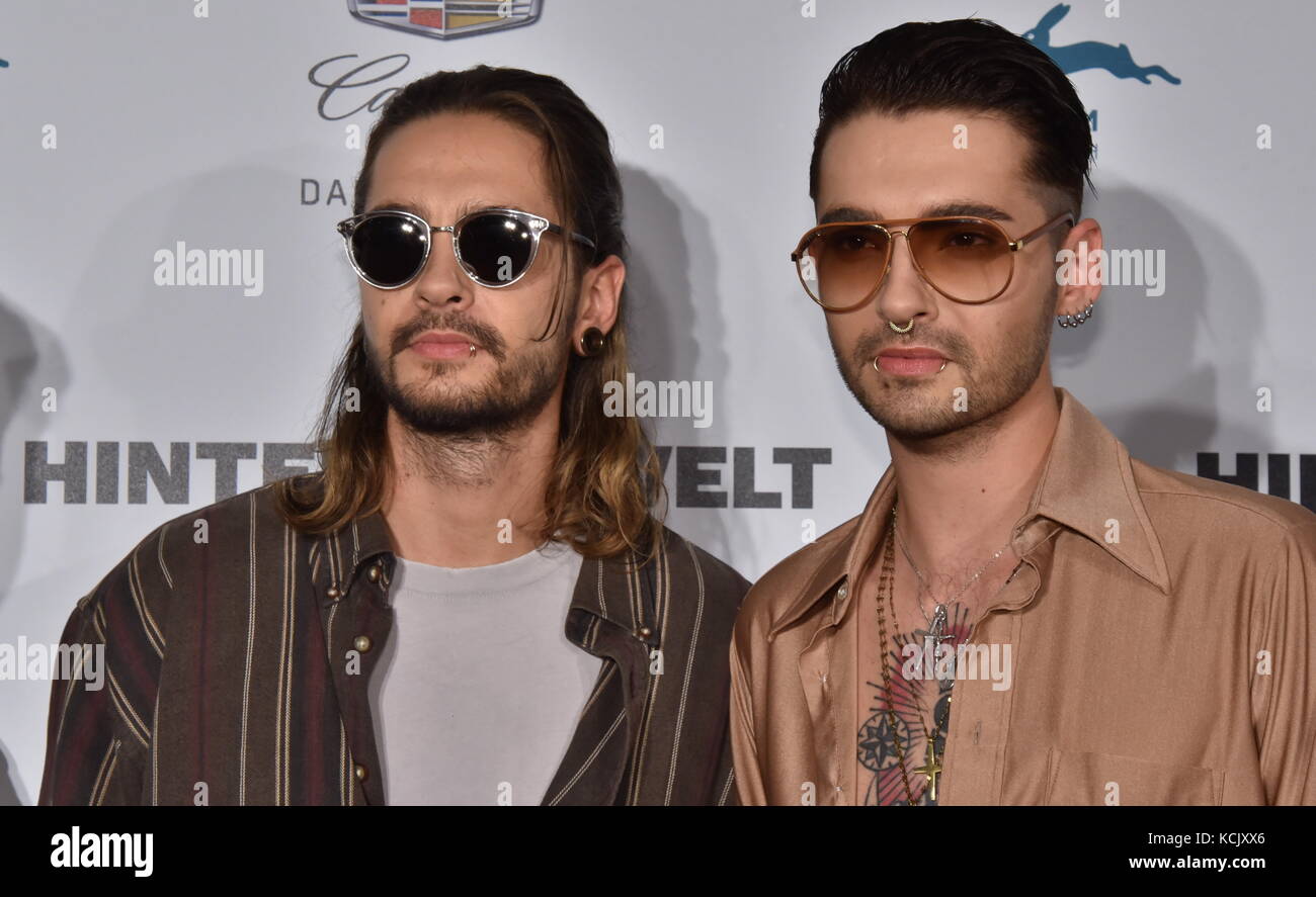 Köln, Deutschland. Oktober 2017. Die Band 'Tokio Hotel' mit zwei Mitgliedern Tom und Bill Kaulitz (R) ist auf dem roten Teppich zur Filmvorführung 'Tokio Hotel - hinter die Welt' beim Filmfestival Köln 2017 am 5. Oktober 2017 zu sehen. - KEIN KABELSERVICE - Credit: Horst Galuschka/dpa/Horst Galuschka dpa/Alamy Live News Stockfoto