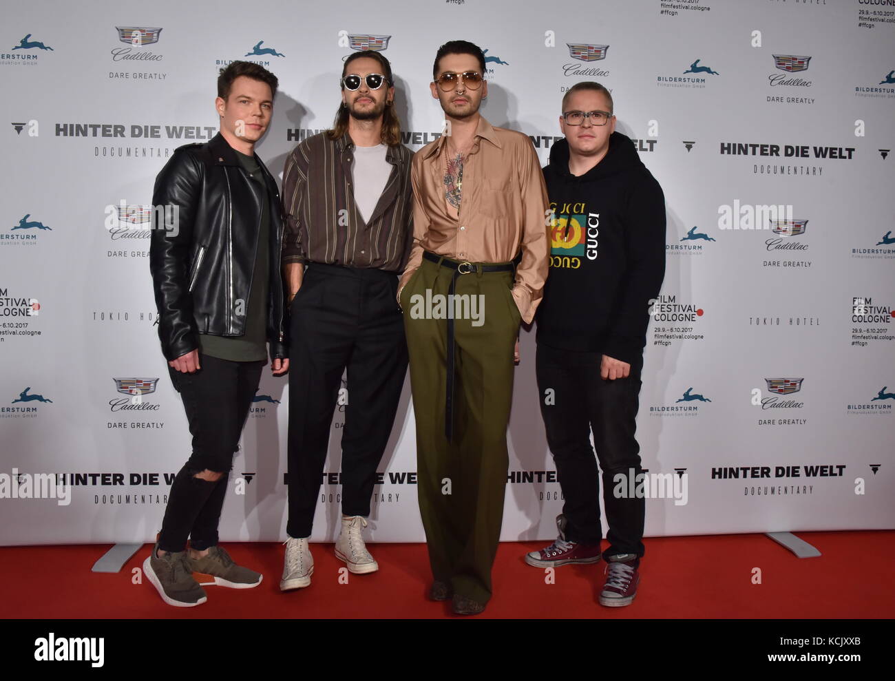 Köln, Deutschland. Oktober 2017. Die Band 'Tokio Hotel' mit ihren Mitgliedern Georg Listing (L-R), Tom und Bill Kaulitz sowie Gustav Schaefer ist auf dem roten Teppich zur Filmvorführung 'Tokio Hotel - hinter die Welt' beim Filmfestival Köln 2017 am 5. Oktober 2017 zu sehen. - KEIN KABELSERVICE - Credit: Horst Galuschka/dpa/Horst Galuschka dpa/Alamy Live News Stockfoto