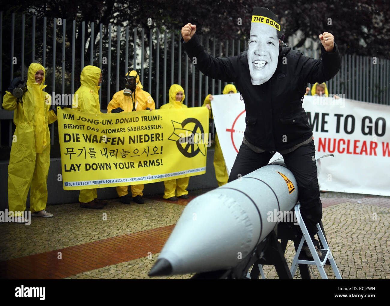 ARCHIV - AktivistInnen der Internationalen Kampagne zur Abschaffung von Atomwaffen (ICAN) protestieren vor der amerikanischen Botschaft mit Masken des nordkoreanischen Staatschefs Kim Jong-UN (R) und des US-Präsidenten Trump am 13. September 2017 in Berlin. Foto: Britta Pedersen/dpa-Zentralbild/dpa Stockfoto