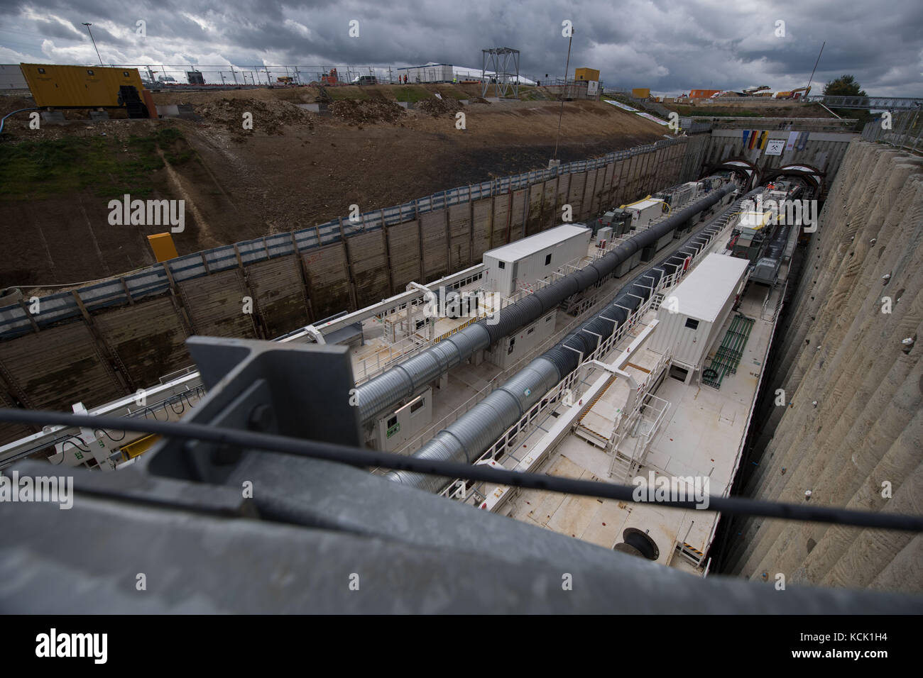 Auf der Baustelle für den Albvorlandtunnel in Kirchheim, Deutschland, sind am 6. Oktober 2017 zwei Tunnelbohrmaschinen zu sehen. Der Albvorland-Tunnel ist Teil des Eisenbahnprojekts Stuttgart-Ulm und soll nach Fertigstellung eine Länge von 8176 Metern erreichen – damit gehört er zu den zehn längsten Zugtunneln Deutschlands. Foto: Marijan Murat/dpa Stockfoto