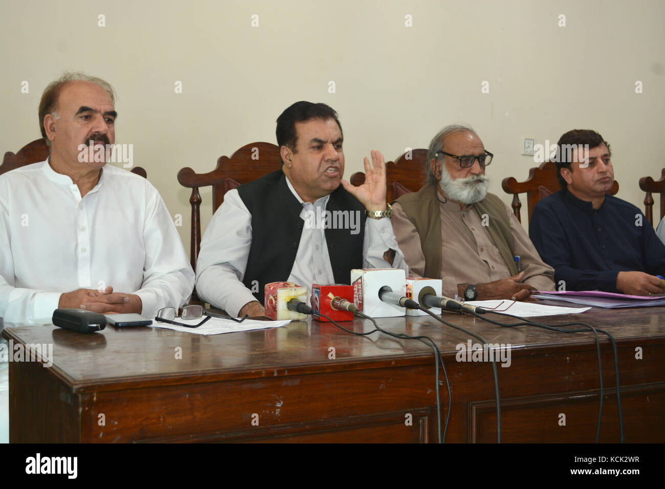 Quetta, Pakistan. 6. Okt 2017. Präsident von Balochistan Olympic Association Herr Malik Mohammed Afzal, Generalsekretär Herrn Sher Muhammad und andere Adressierung auf der Pressekonferenz über das Verschieben der nationalen Spiele von Quetta im Presseclub. Credit: Din Muhammad Watanpaal/ZMA Fotos/Alamy leben Nachrichten Stockfoto