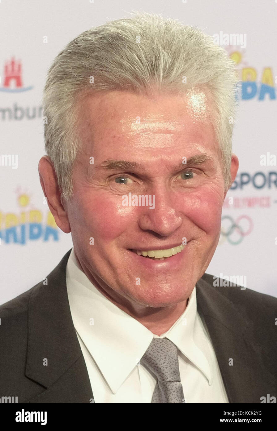 AKTE - Aktenbild vom 03. April 2017: Fußballtrainer Jupp Heynckes lacht auf dem roten Teppich vor der Verleihung des Deutschen Sportjournalisten-Preises in Hamburg. Der FC Bayern München hat Jupp Heynckes als neuen Cheftrainer des Vereins unter Vertrag genommen. Der Rekordsieger gab am 6. Oktober 2017 bekannt, dass der 72-jährige Heynckes den ehemaligen Trainer Ancelotti bis zum Ende dieser Saison durch einen Vertrag ersetzen wird. Foto: Axel Heimken/dpa Stockfoto