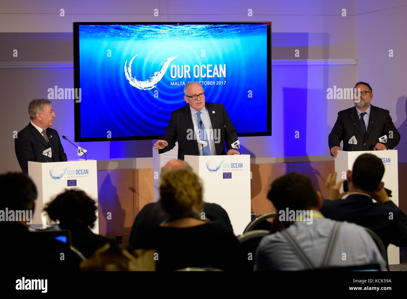 St. Julian's, Malta. Oktober 2017. Frans Timmermans (C), erster Vizepräsident der Europäischen Kommission, und Karmenu Vella (L), EU-Kommissar für Umwelt, maritime Angelegenheiten und Fischerei, nehmen am 6. Oktober 2017 an einer gemeinsamen Presse unserer Ozeankonferenz 2017 in St. Julian's, Malta, Teil. Mehr als 6 Milliarden Euro (7,01 Milliarden US-Dollar) wurden von öffentlichen und privaten Sektoren aus 112 Ländern auf der Our Ocean Conference 2017 in Malta bereitgestellt, um die Bewirtschaftung der Ozeane zu verbessern. Quelle: Mark Zammit Cordina/Xinhua/Alamy Live News Stockfoto