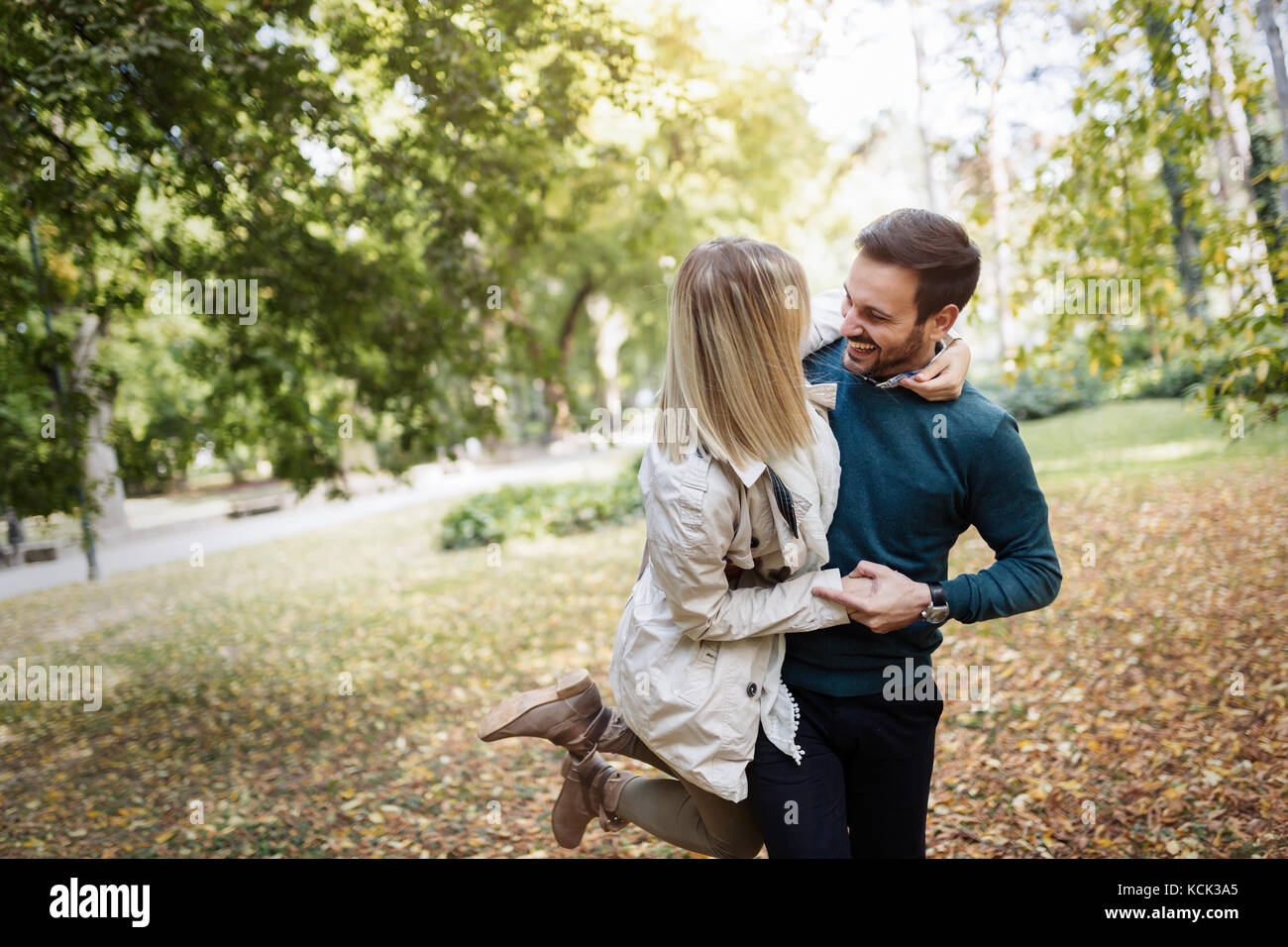 Junge glückliches Paar in der Liebe Zeit miteinander zu verbringen Stockfoto