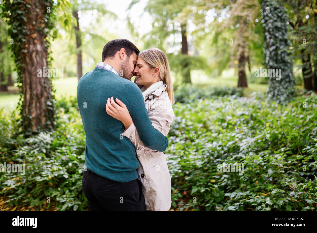 Junge glückliches Paar in der Liebe Zeit miteinander zu verbringen Stockfoto