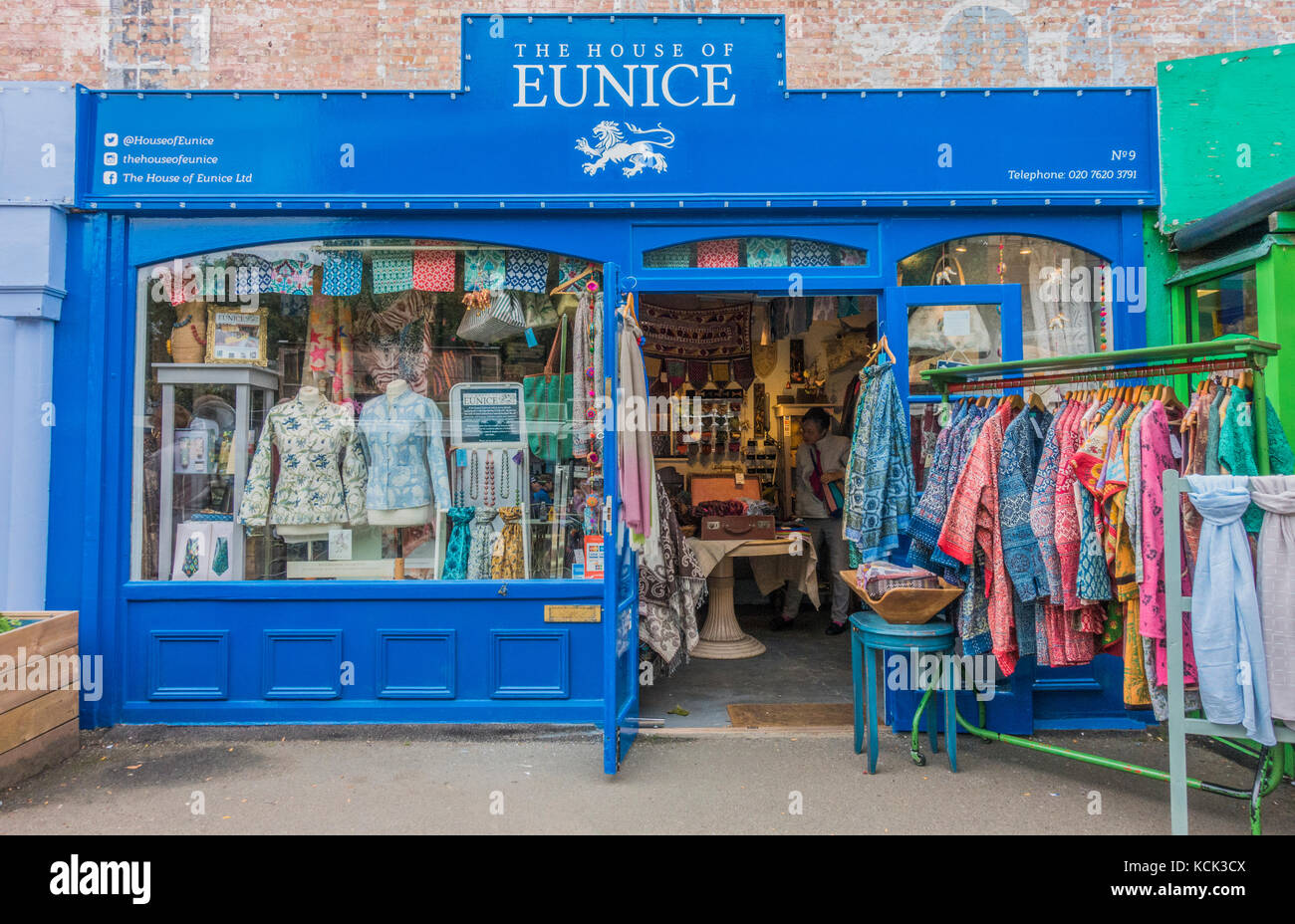 Das Haus von Eunice - ein malerisches, Ethik, fairer Handel, elegante Stoffe, Textilien und Kleidung Shop, in Gabriel's Wharf, South Bank, London, England, UK. Stockfoto