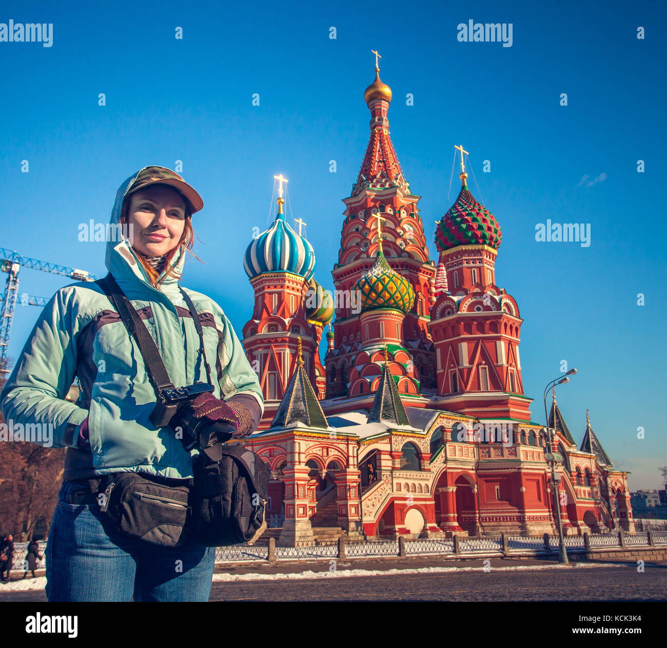 Glückliche junge Frau auf dem Roten Platz in Moskau, Russland. Stockfoto