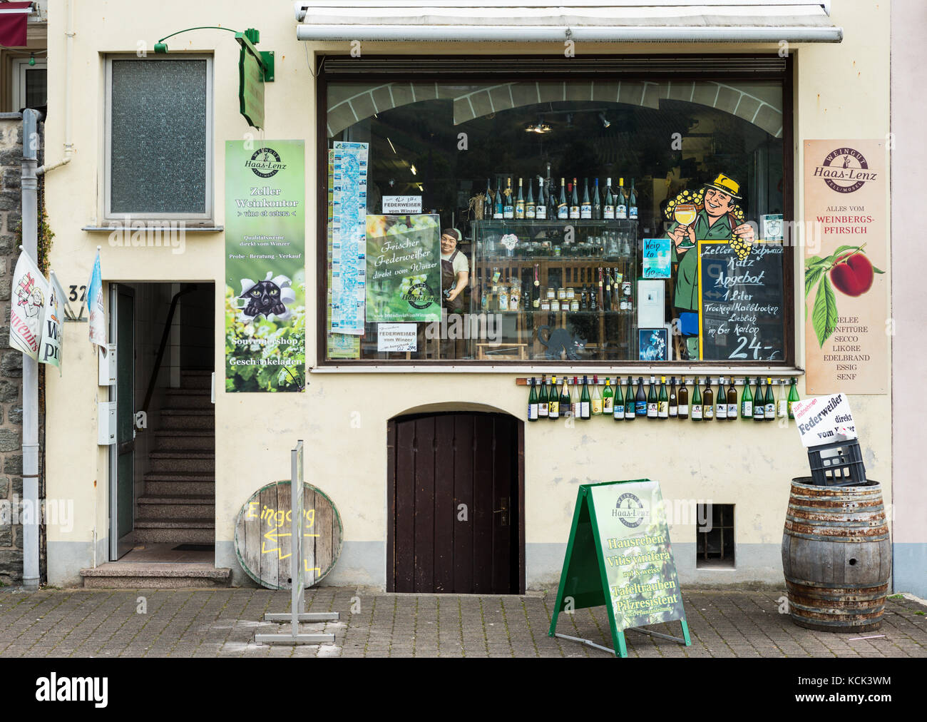 Eine Weinhandlung in der Stadt Zell an der Mosel in Deutschland Stockfoto