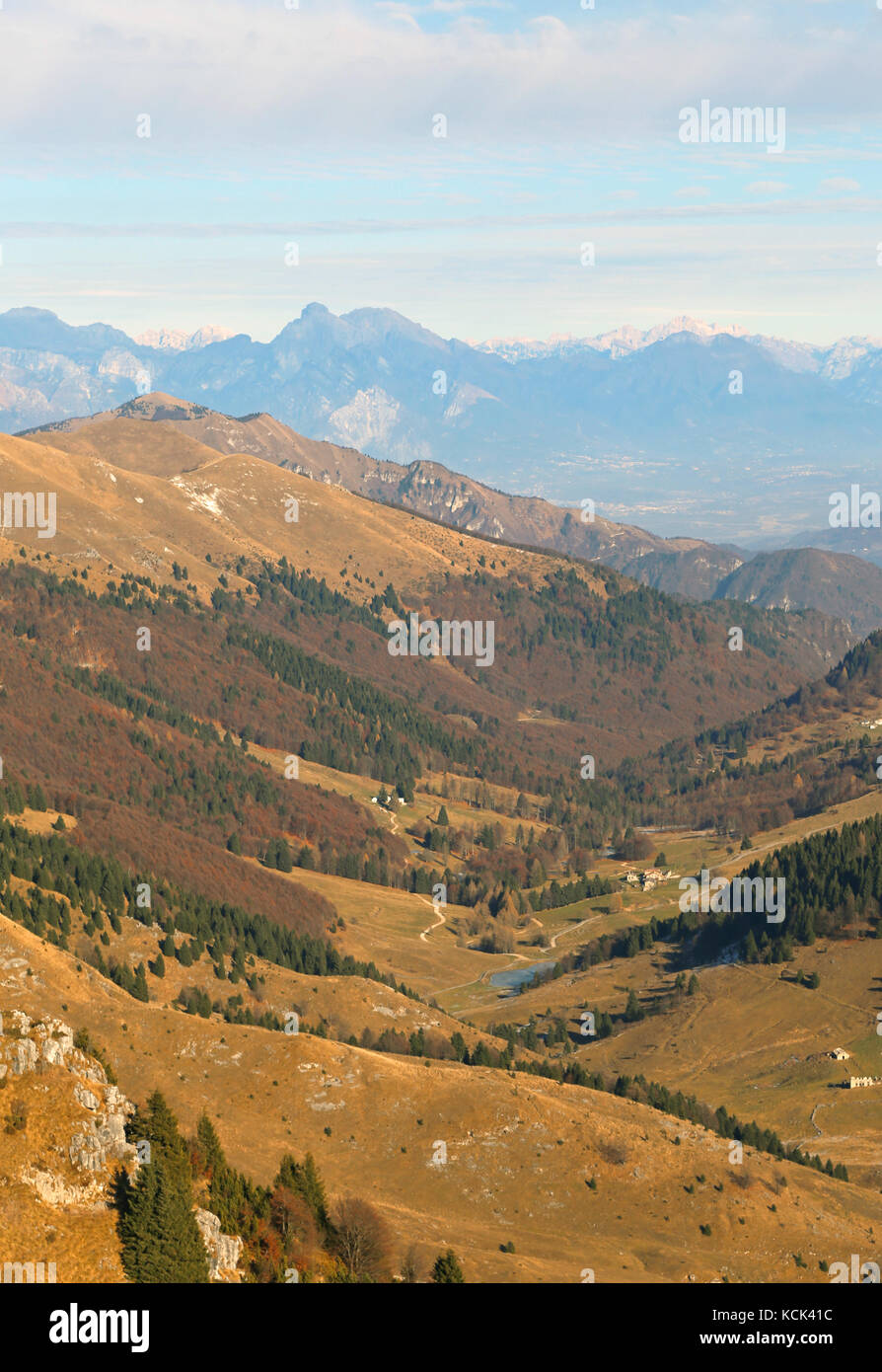 Panorama der italienischen Tiefebene und das Tal vom Berg namens Monte Grappa in der Provinz Vicenza - Italien Stockfoto