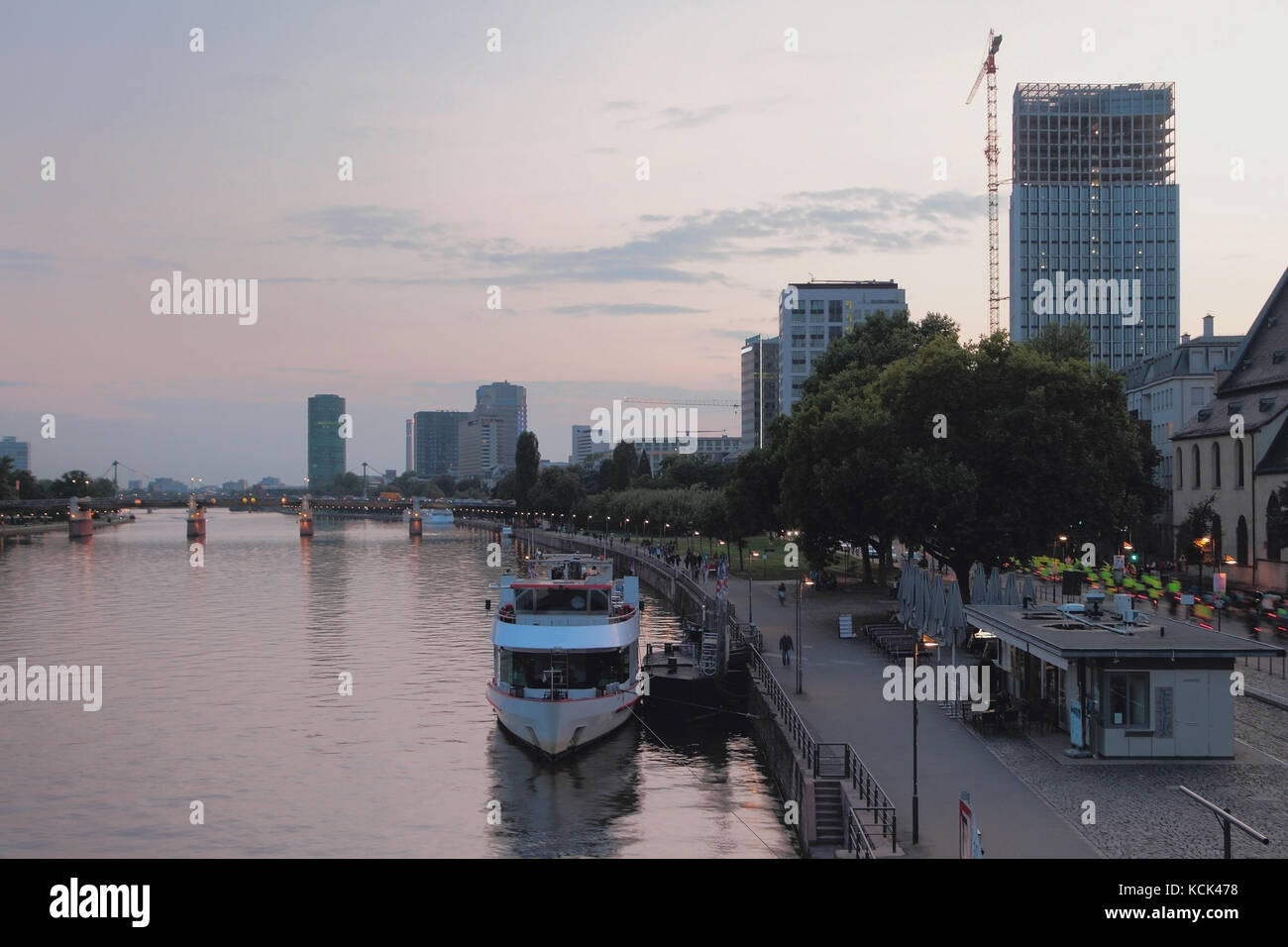 Abend Fluss, Ufer und die Stadt Frankfurt am Main, Deutschland Stockfoto