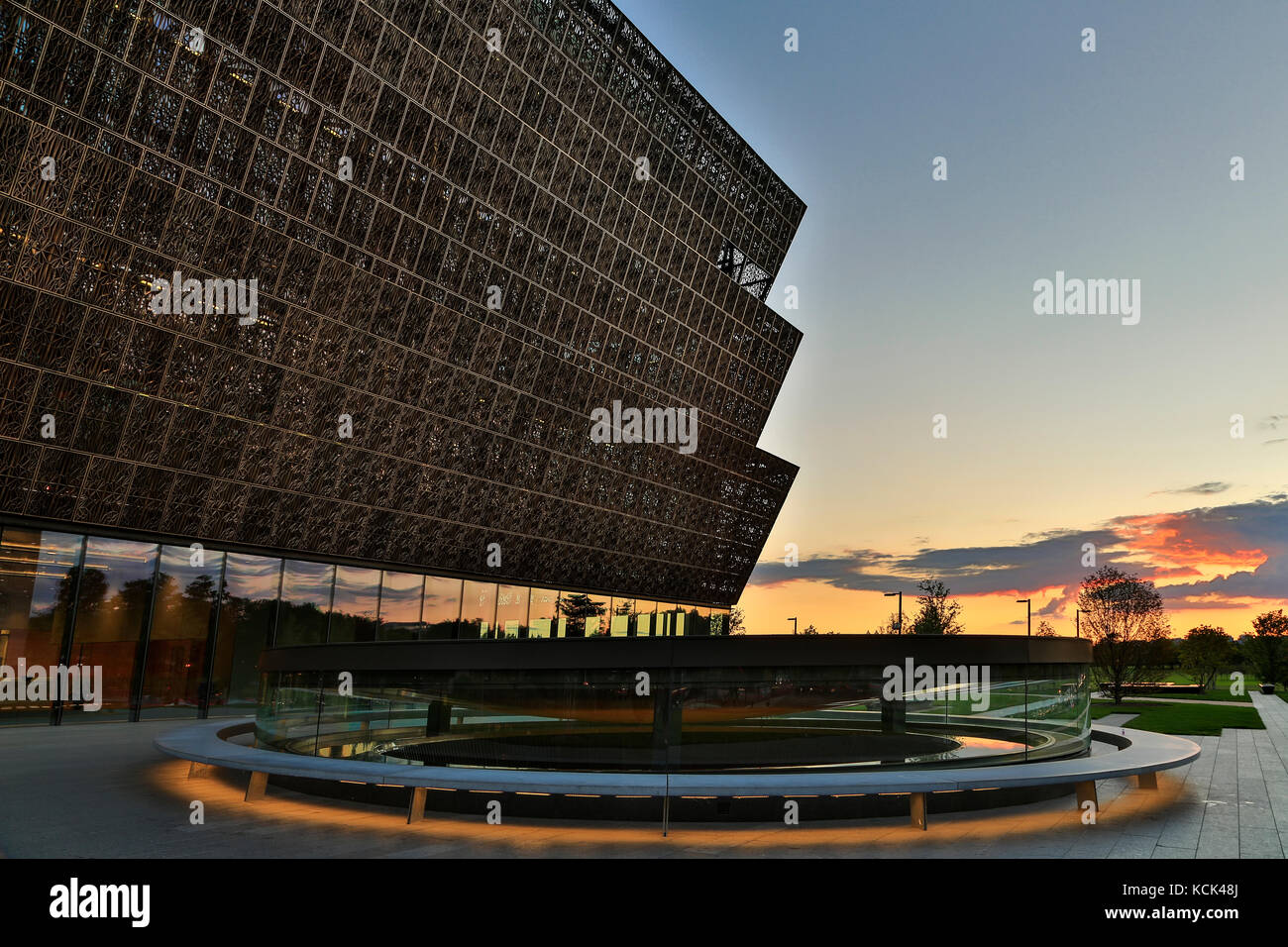 Smithsonian nationalen Museum für Afrikanische Amerikanische Geschichte und Kultur (Kontemplative Gericht im Vordergrund), Washington, District of Columbia USA Stockfoto