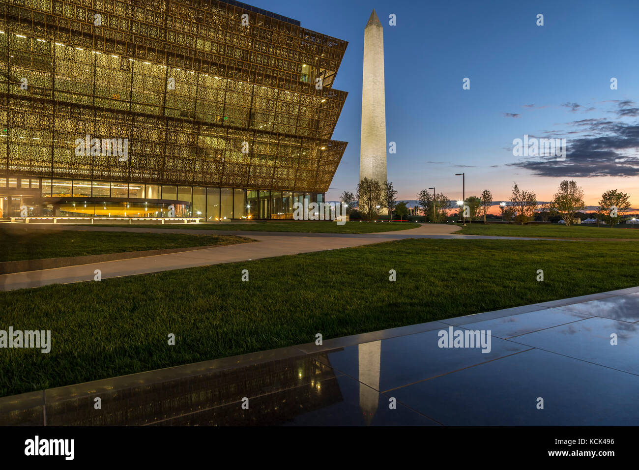 Smithsonian nationalen Museum für Afrikanische Amerikanische Geschichte und Kultur (links) und Washington Monument, Washington, District of Columbia USA Stockfoto