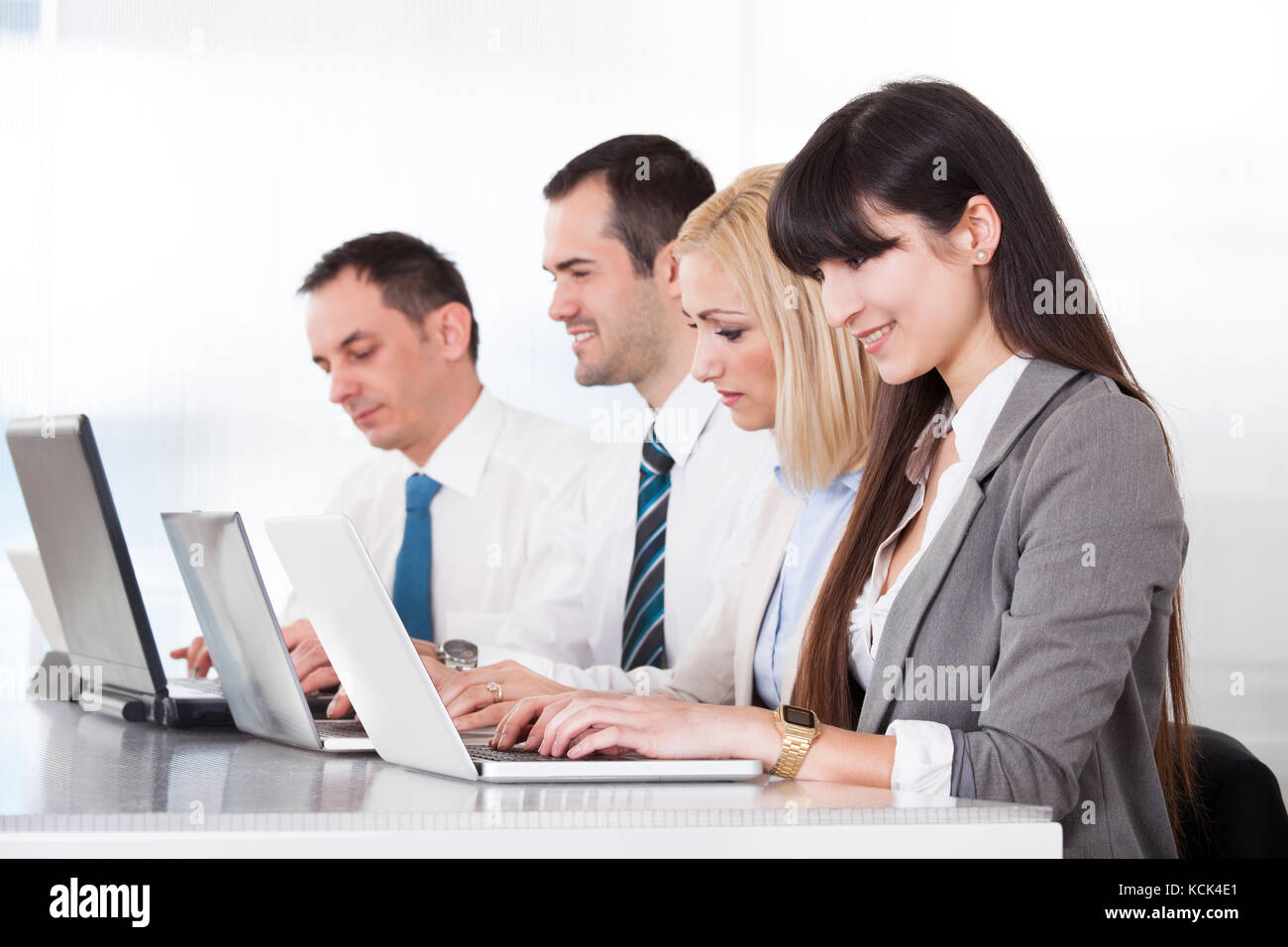 Geschäft Leute arbeiten am Laptop im Büro Stockfoto