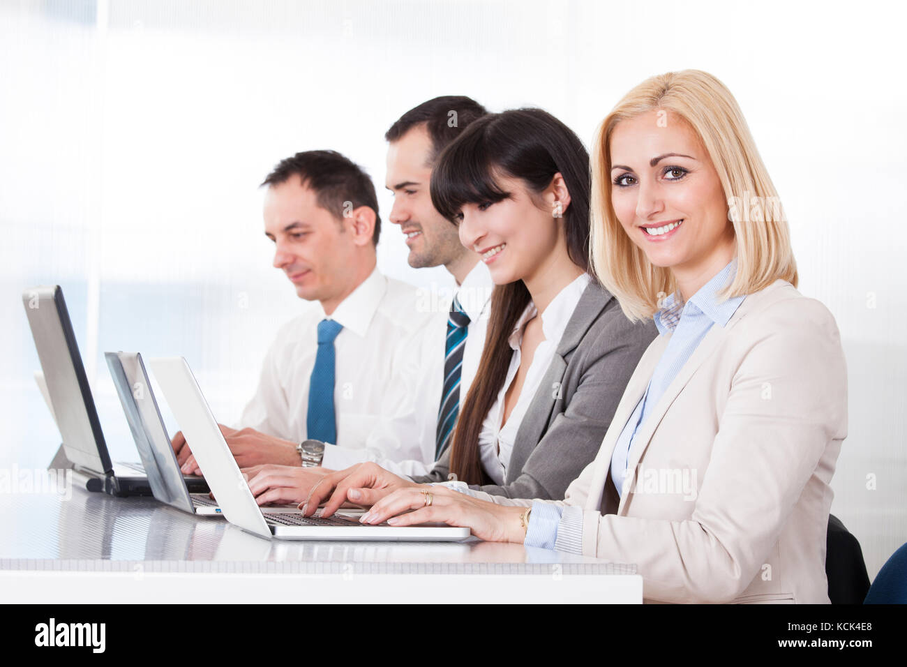 Geschäft Leute arbeiten am Laptop im Büro Stockfoto