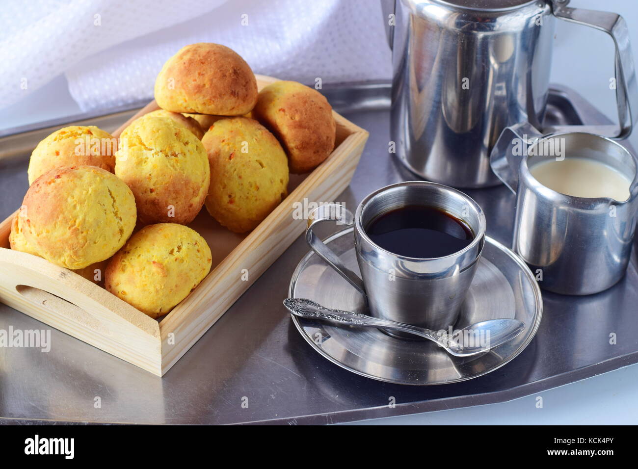Romantisches Frühstück. Silber Tablett mit Kaffee, Kaffee Milch Croissant und frische Rose. gesunder Lebensstil Stockfoto