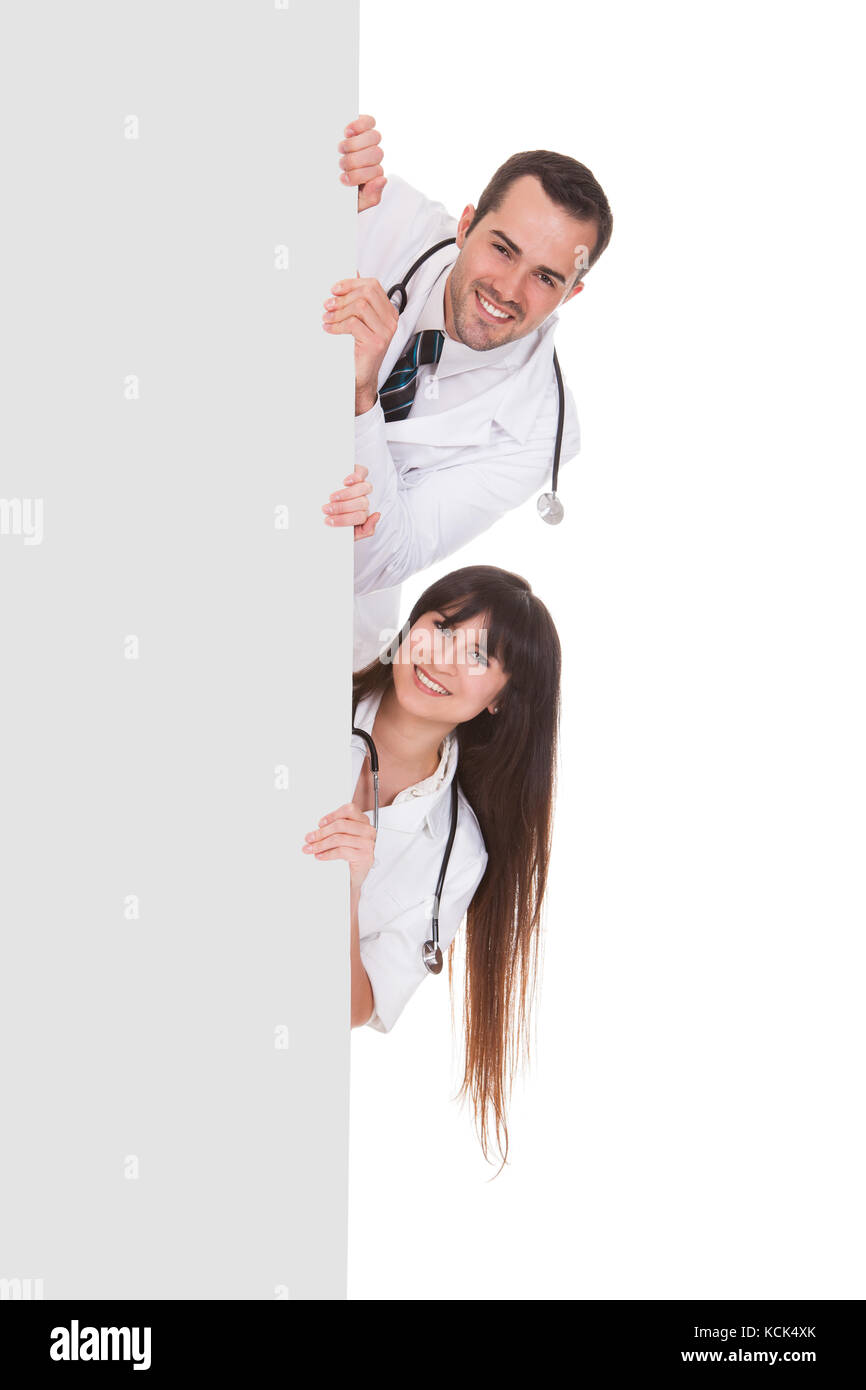 Zwei glückliche Ärzte mit Plakette auf weißem Hintergrund Stockfoto