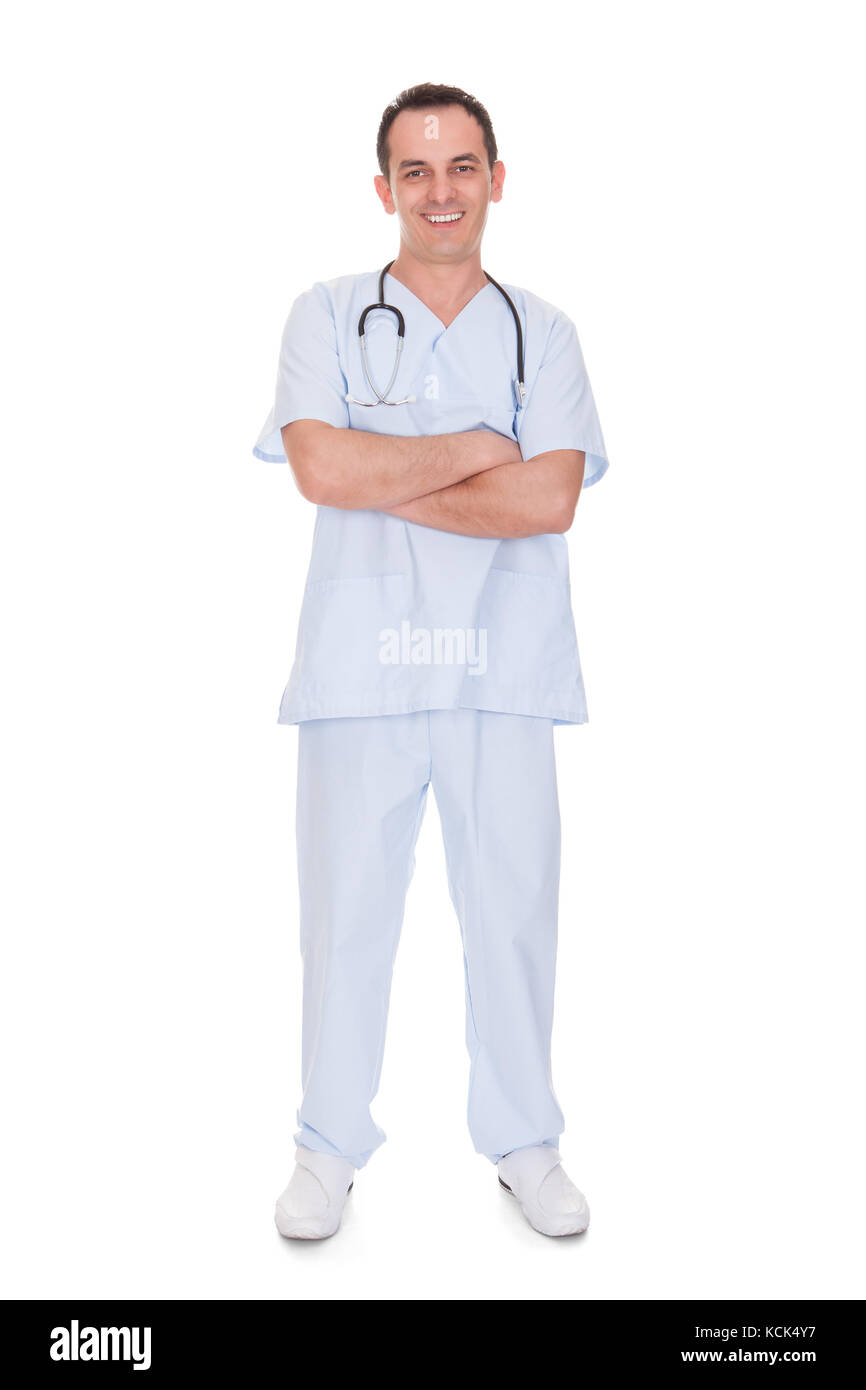 Happy männlicher Arzt mit Stethoskop auf weißem Hintergrund Stockfoto