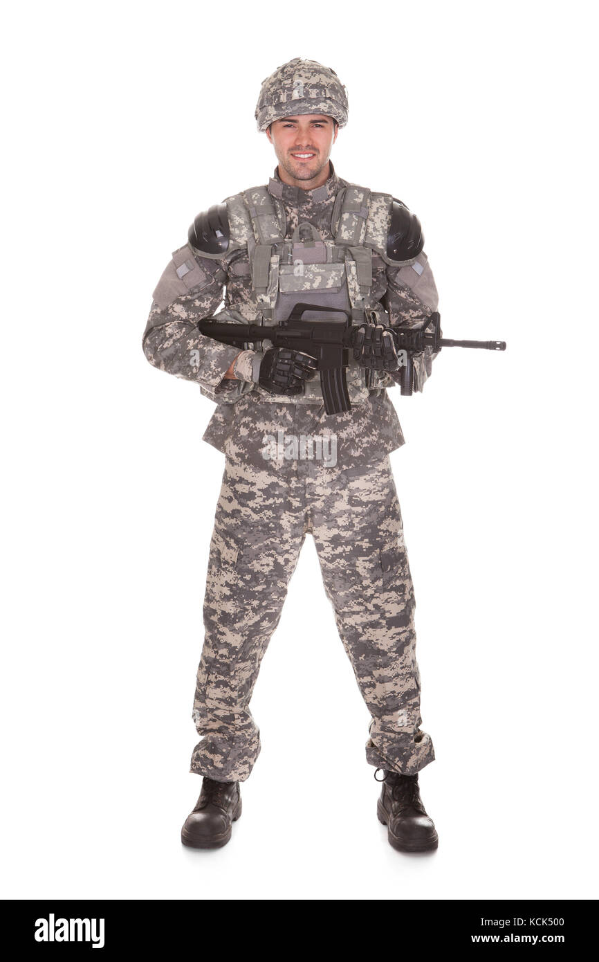 Soldat mit Gewehr über weißem Hintergrund Stockfoto