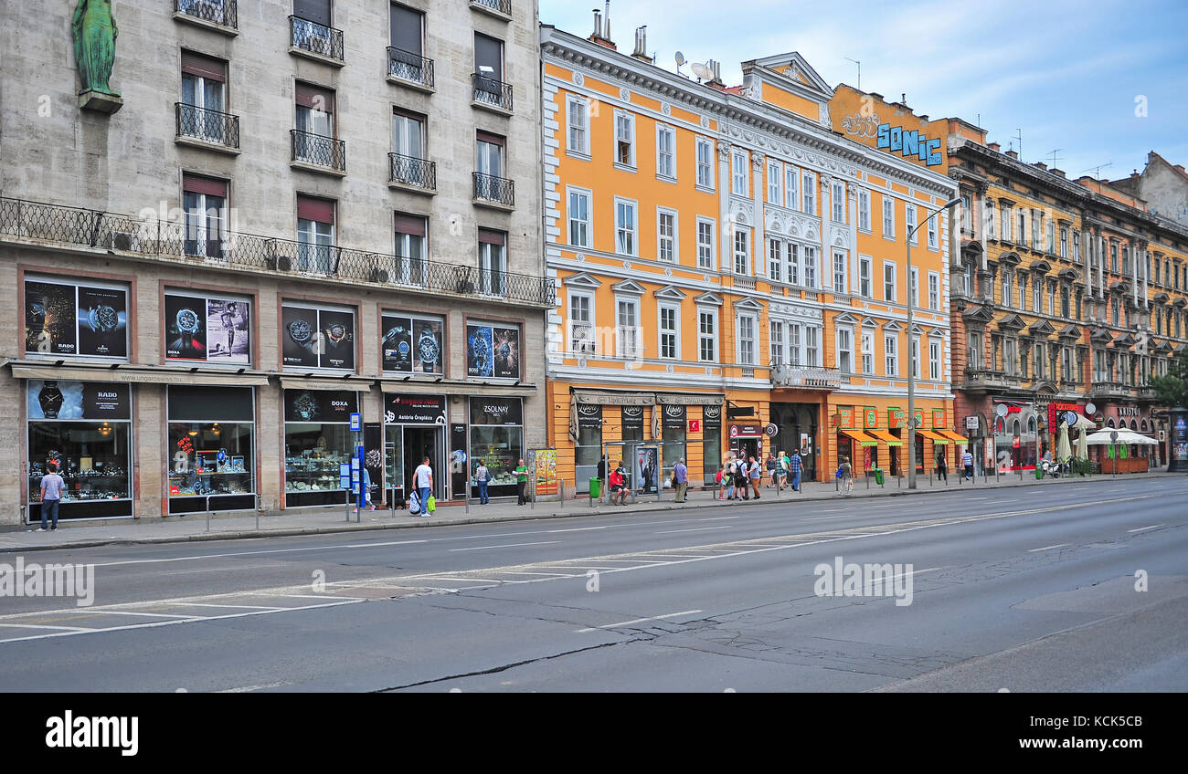 Budapest - Mai 28: Blick auf die Avenue in der Innenstadt von Budapest am 28. Mai 2016. Stockfoto