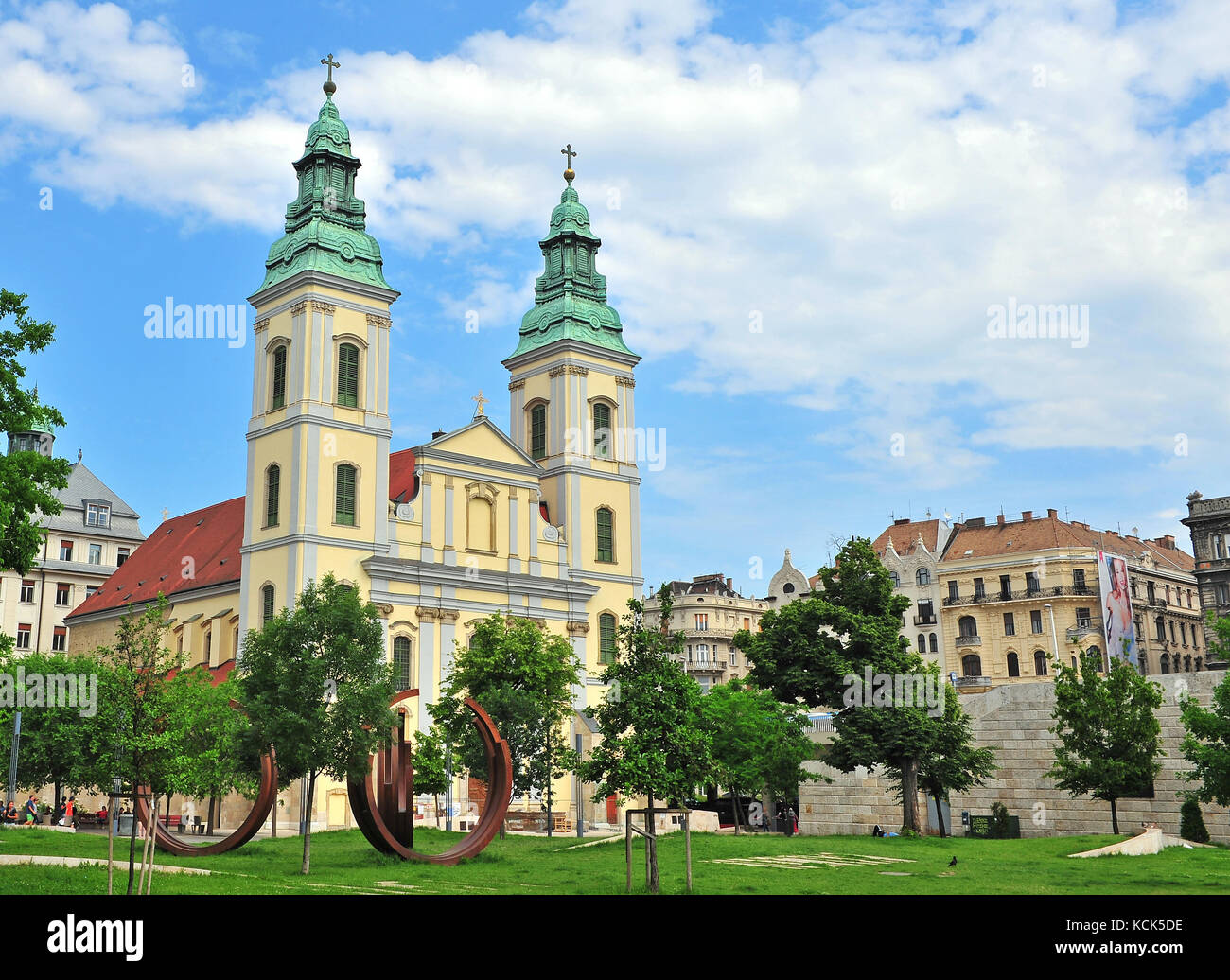 Budapest - Mai 28: barocke Kirche in der Innenstadt von Budapest am 28. Mai 2016. Stockfoto