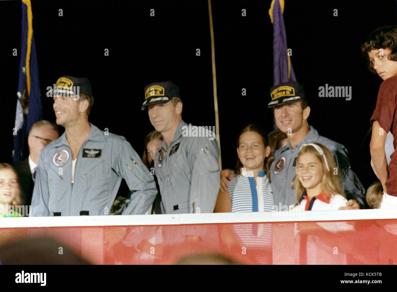 Nasa Apollo 15 Mondlandung mission Prime crew Astronauten (L-R) David Scott, Alfred worden und James Irwin sind das zu Hause von der Familie und von Freunden an der Ellington Air Force Base 8. August begrüßte, 1971 in Houston, Texas. (Foto: Nasa Foto über planetpix) Stockfoto