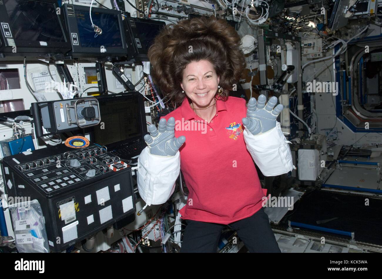 Die NASA ISS Expedition 27 Mission prime Besatzungsmitglied amerikanische Astronaut Cady Coleman arbeitet in der ISS-Labor Destiny mit Extra vehicular Mobilität Einheit Handschuhe Mai 9, 2011 in der Erdumlaufbahn. (Foto: Nasa Foto über planetpix) Stockfoto