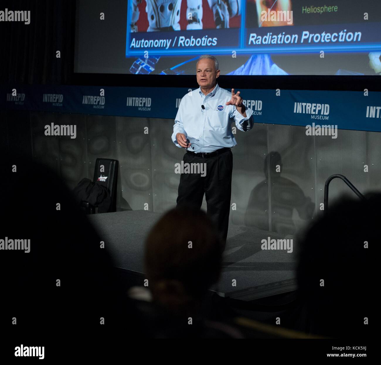 Nasa, Chief Technologist Douglas terrier spricht mit Lehrern während ein Intrepid Space und Science Festival Workshop im Intrepid Sea, Air & Space Museum August 5, 2017 in New York City, New York. (Foto von Bill ingalls über planetpix) Stockfoto