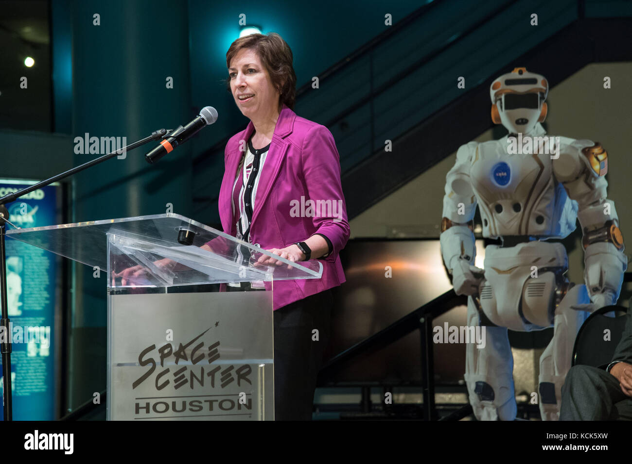 Ellen Ochoa, Direktorin des NASA Johnson Space Center, spricht mit den Teilnehmern des NASA Centennial Challenge Program während der Preisverleihung der Space Robotics Challenge im Johnson Space Center am 30. Juni 2017 in Houston, Texas. (Foto von Norah Moran via Planetpix) Stockfoto