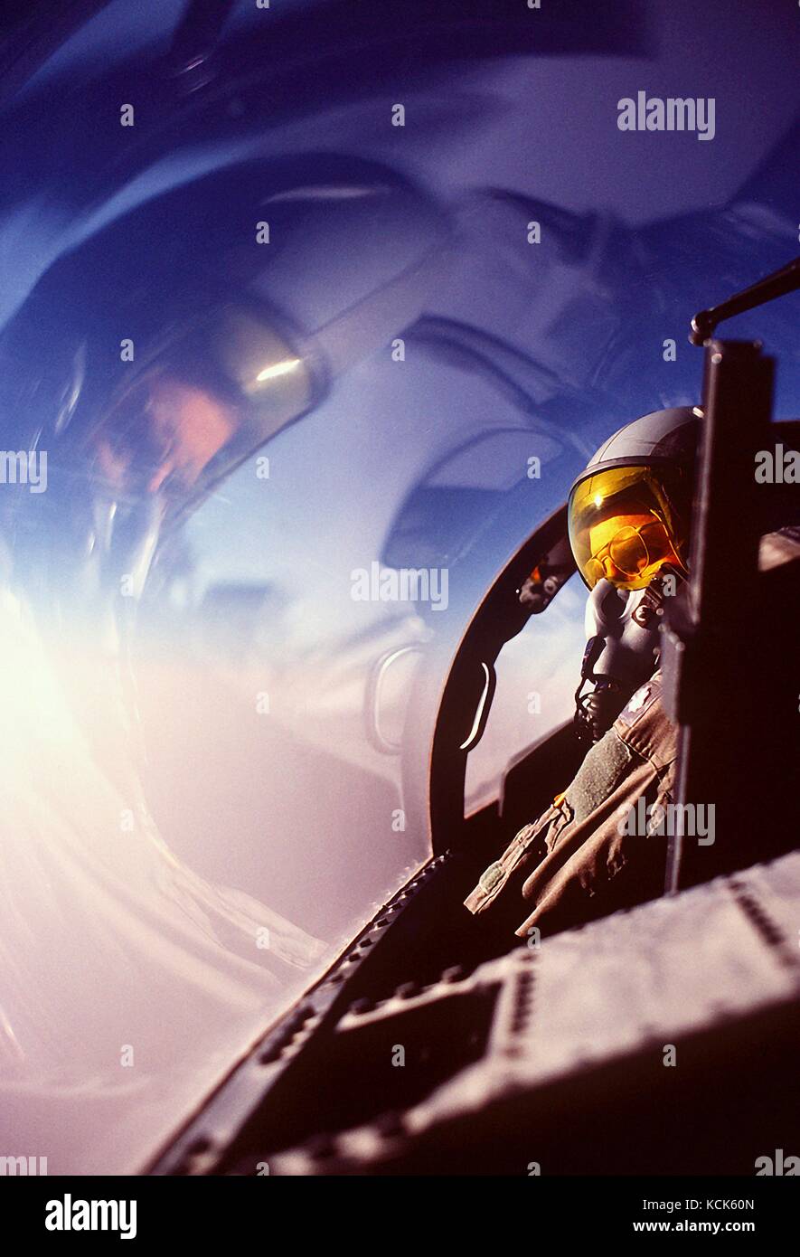Ein US Air Force Pilot sucht den Horizont aus dem Cockpit einer f-15 d eagle Tactical Fighter Aircraft während auf eine Bekämpfung der Patrouille in der Nähe der irakischen Grenze während der Operation Desert Shield, 24. Februar 1992 in Saudi-Arabien. (Foto von Don Sutherland über planetpix) Stockfoto