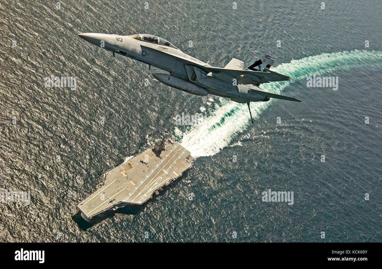 Ein U.S. Navy f/a-18f Super Hornet Jet Fighter Aircraft fliegt über die U.s. navy Gerald r. Ford-Klasse Flugzeugträger USS Gerald R. ford Juli 28, 2017 in den Atlantischen Ozean. (Foto von Erik Hildebrandt über planetpix) Stockfoto
