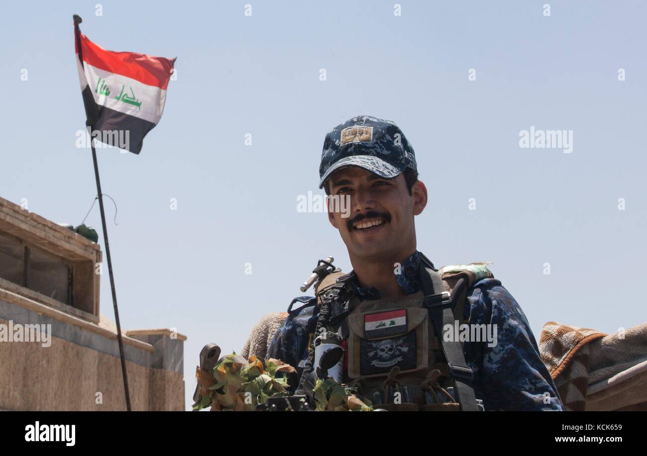 Eine irakische Bundespolizeioffizier bewacht eine Bundespolizei Patrol Base vom Dach zum 29. Juni 2017 in Mosul, Irak. Es verfügt über einen kombinierten Bemühungen zwischen US-amerikanischen und Irakischen Streitkräften im Bereich isis Extremisten zu besiegen. (Foto von Rachel diehm über planetpix) Stockfoto
