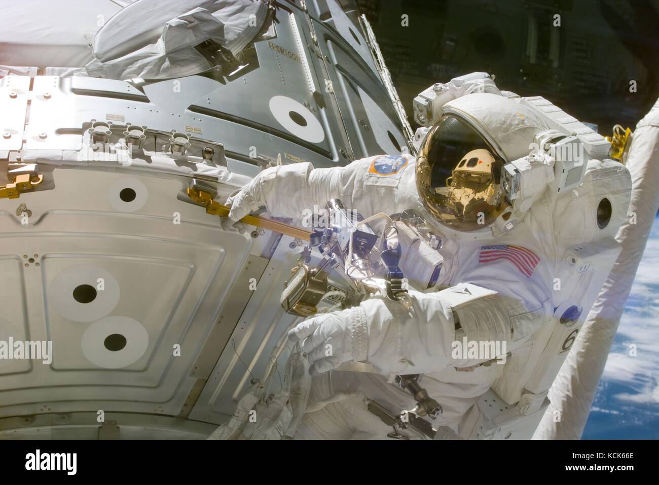 Internationale Raumstation NASA Space Shuttle Endeavour Mission STS-88 prime Besatzungsmitglied amerikanischen Astronauten James Newman arbeitet auf der iss Einheit Modul während einer Extra Vehicular spacewalk Dezember 7, 1998 in der Erdumlaufbahn. (Foto: Nasa Foto über planetpix) Stockfoto