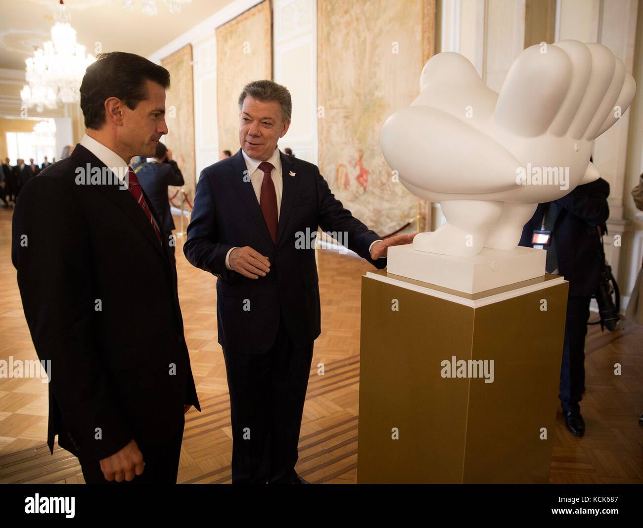 Der kolumbianische Präsident Juan Manuel Santos (rechts) zeigt den mexikanischen Präsidenten Enrique Pena Nieto die Skulptur der Friedenstaube des Künstlers Fernando Botero im Narino Presidential Palace am 27. Oktober 2016 in Bogota, Kolumbien. (Foto: Mexikanischer Ratsvorsitz Foto: Planetpix) Stockfoto