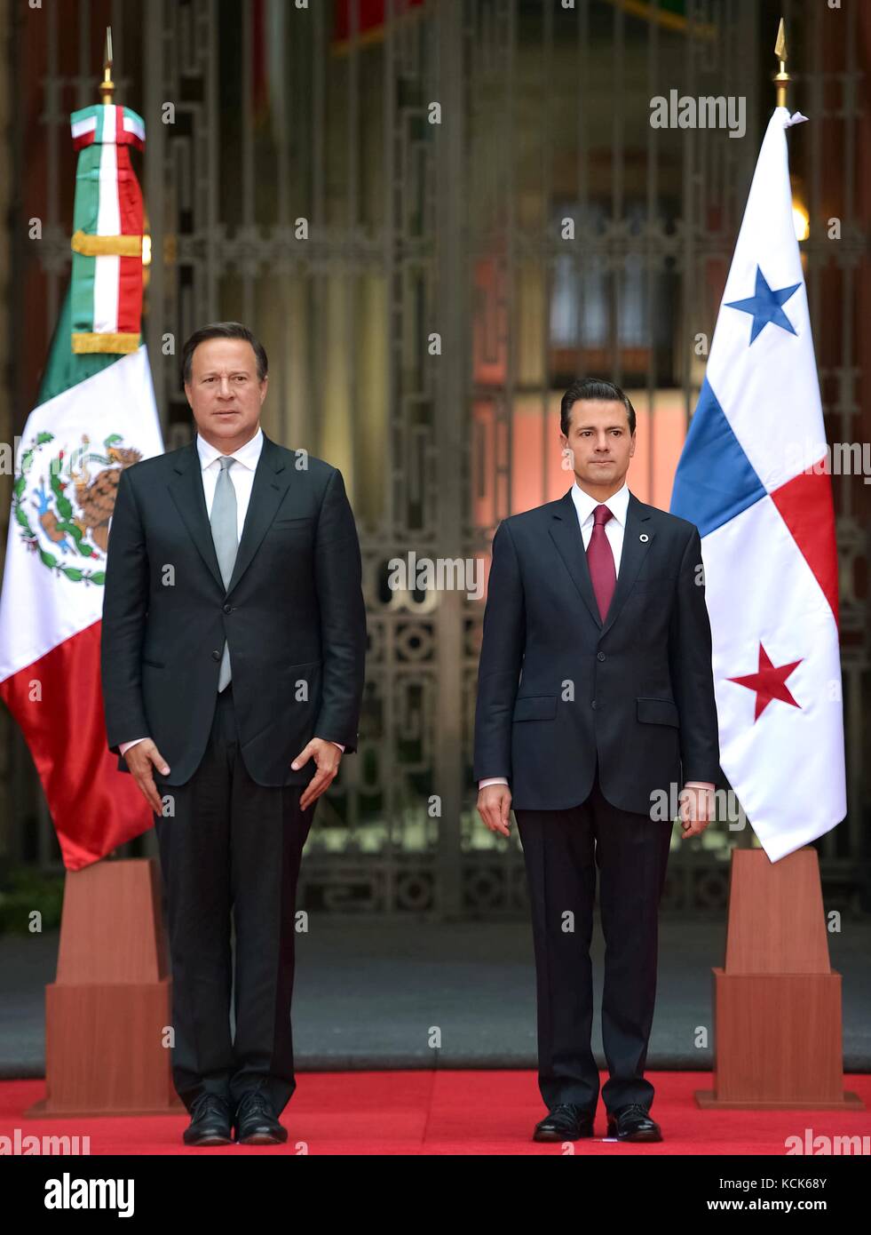 Panamas Präsident Juan Carlos varela Rodriguez (links) trifft mit mexikanischem Präsidenten Enrique Peña Nieto während den Besuch im National Palast, den 14. November 2016 in Mexiko City, Mexiko. (Foto von mexikanischen Präsidentschaft Foto über planetpix) Stockfoto