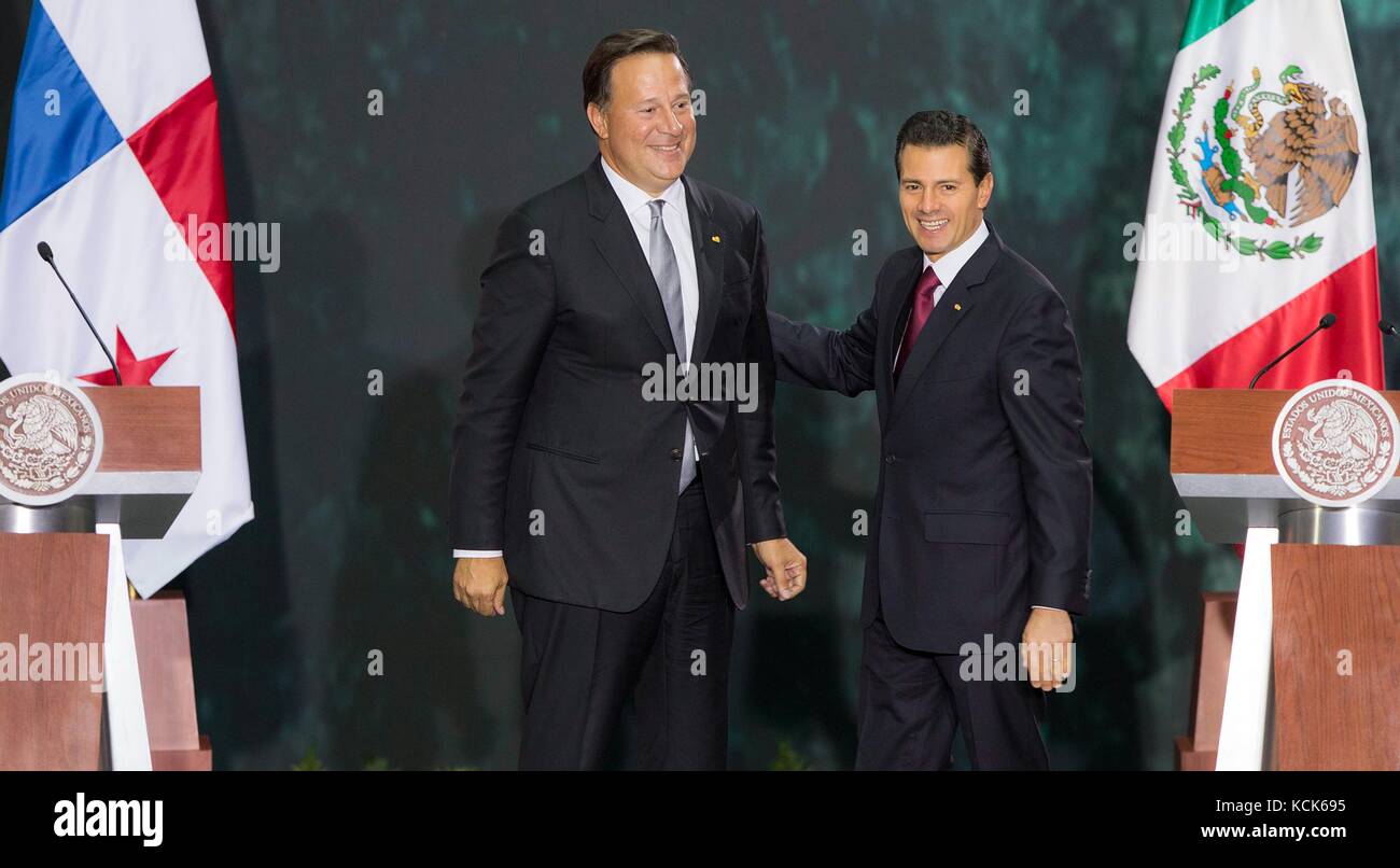 Panamas Präsident Juan Carlos varela Rodriguez (links) trifft mit mexikanischem Präsidenten Enrique Peña Nieto während den Besuch im National Palast, den 14. November 2016 in Mexiko City, Mexiko. (Foto von mexikanischen Präsidentschaft Foto über planetpix) Stockfoto