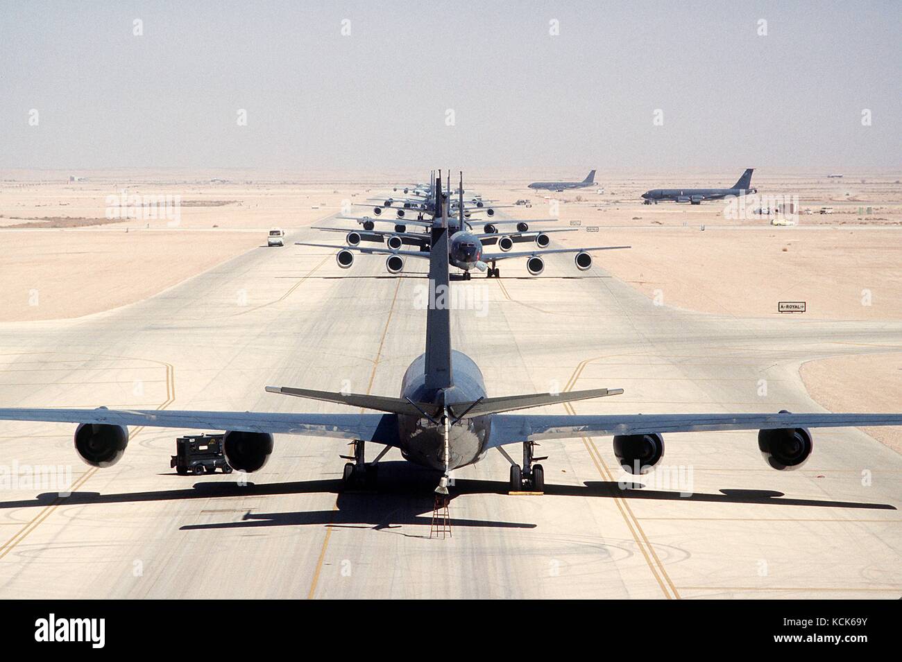 Luftbetankungsflugzeuge der US Air Force KC-135 Stratotanker sitzen während der Operation Desert Shield am 23. Januar 1991 in Saudi-Arabien in Schlange auf der Fluglinie. (Foto: US Air Force Foto über Planetpix) Stockfoto