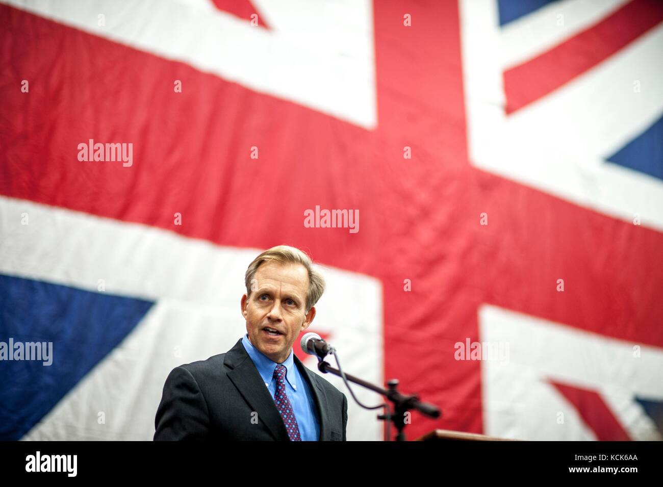 Us-Botschaft in London kostenlos d'affaires Botschafter lewis lukens spricht bei einem Empfang für die militärischen und politischen Führer an Bord der US Navy Flugzeugträger der Nimitz-Klasse uss George H.W. Bush Juli 27, 2017 in Portsmouth, England. (Foto von Mks 1 Sean verletzt über planetpix) Stockfoto