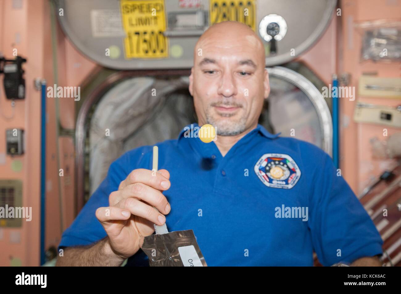 Die NASA ISS Expedition 36 Mission prime Besatzungsmitglied italienische Astronaut Luca Parmitano der Europäischen Weltraumorganisation spielt mit einem schwebenden Tropfen Orangensaft in der Schwerelosigkeit Juni 12, 2013 in der Erdumlaufbahn. (Foto: Nasa Foto über planetpix) Stockfoto