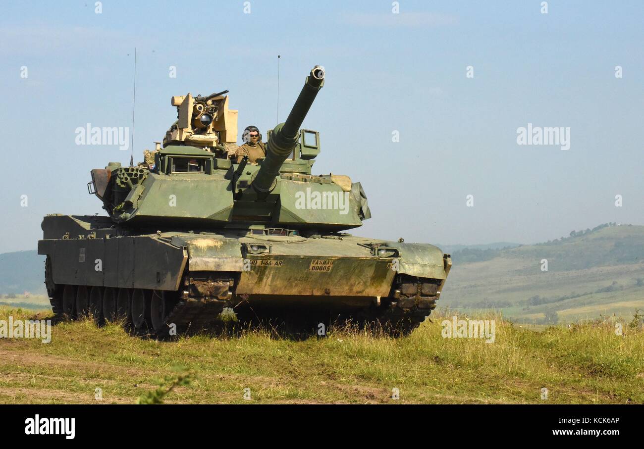 Soldaten der US-Armee stellten ihre M1 Abrams Kampfpanzer auf, um die Übung Getica Saber am 10. Juli 2017 in Cincu, Rumänien, vorzubereiten. (Foto von Kelsey M. Little Via Planetpix) Stockfoto