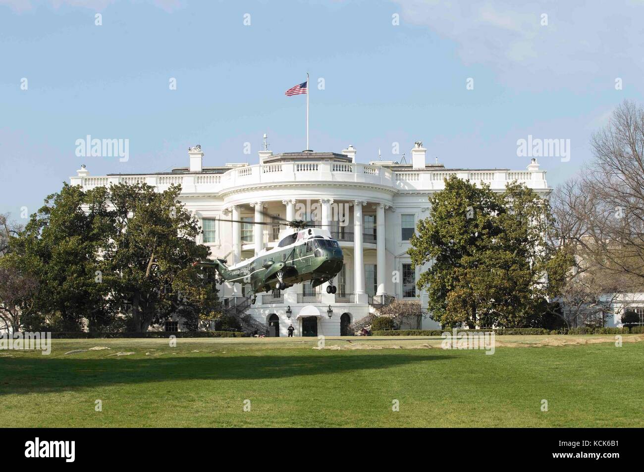 Piloten des U.S. Marine Corps üben Starts und Landungen im Marine One SH-3 Sea King Hubschrauber auf dem Südrasen des Weißen Hauses am 18. März 2017 in Washington, DC. (Foto: Micha R. Pierce via Planetpix) Stockfoto