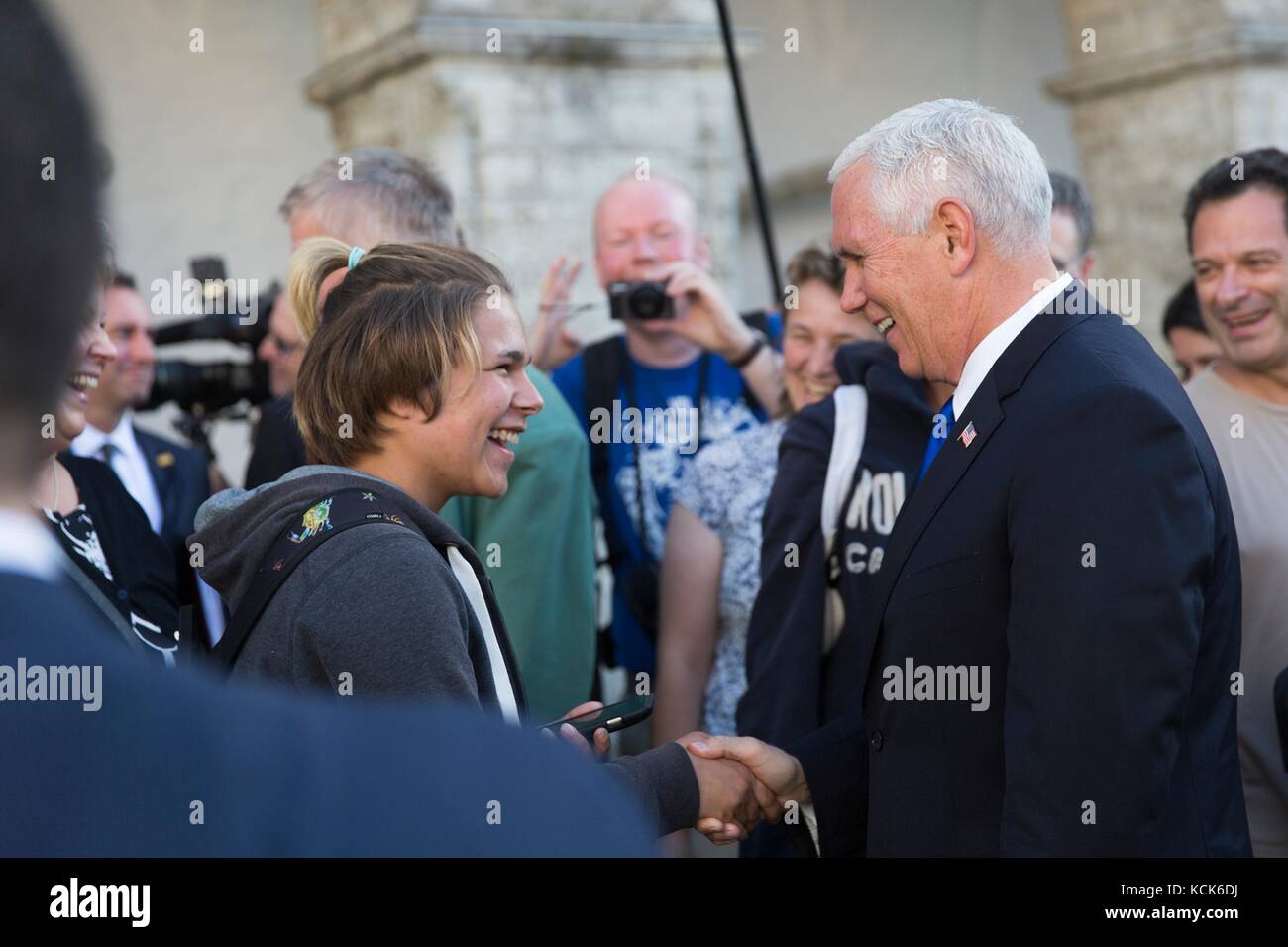 US-Vizepräsident Mike Pence begrüßt ein estnisches Mädchen in der Menge am 30. Juli 2017 in Tallinn, Estland. (Foto: D. Myles Cullen via Planetpix) Stockfoto