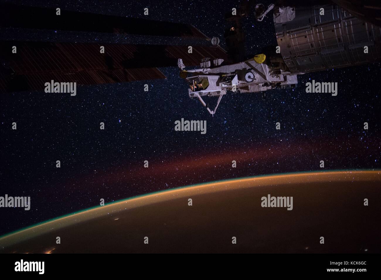 Die NASA ISS Expedition 49 crew Astronauten fangen die Atmosphäre der Erde, die Sterne in der Milchstraße, und eine Anlage an Bord des japanischen Moduls kibo Labor in der Nacht Oktober 8, 2016 in der Erdumlaufbahn. (Foto: Nasa Foto über planetpix) Stockfoto