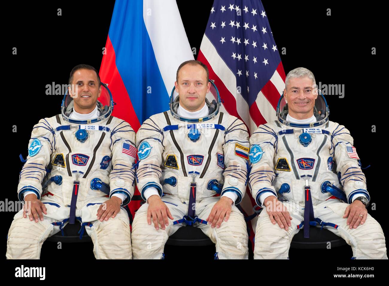 Offizielles Portrait der NASA Iss Expedition 53/54 prime Besatzungsmitglieder (L-R) amerikanische Astronaut Joe acaba, russischer Kosmonaut Alexander misurkin von roskosmos, und amerikanische Astronaut mark Vande hei am Gagarin Cosmonaut Training Centre 30. Juni 2017 in Star City, Russland. (Foto: Nasa Foto über planetpix) Stockfoto