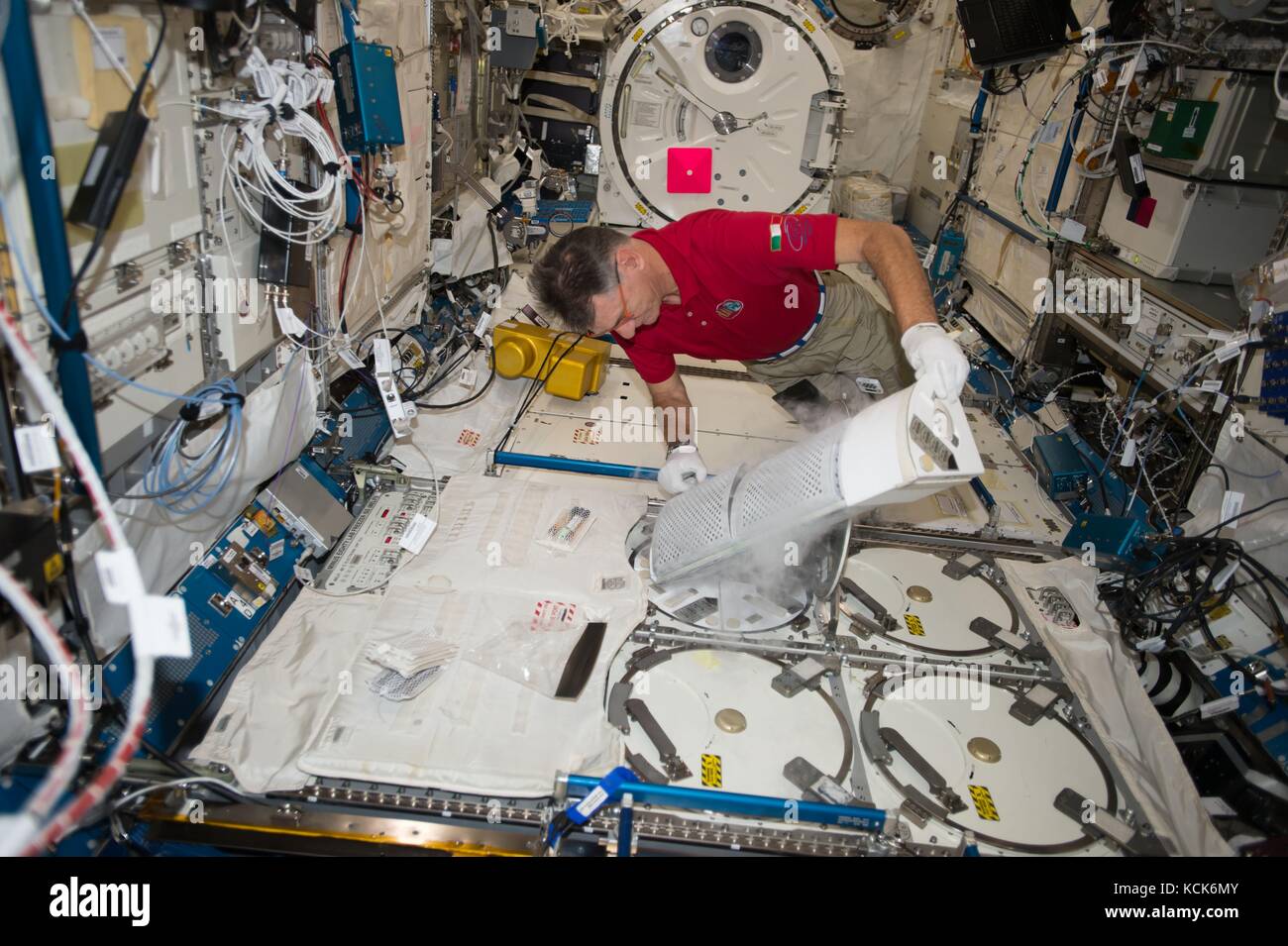 Die NASA ISS Expedition 52 prime Besatzungsmitglied italienischen Astronauten Paolo Nespoli der Europäischen Weltraumorganisation blickt in eine Wissenschaft Gefrierschrank in das japanische Labor Kibo Modul am 31. Juli 2017 in der Erdumlaufbahn. (Foto: Nasa Foto über planetpix) Stockfoto