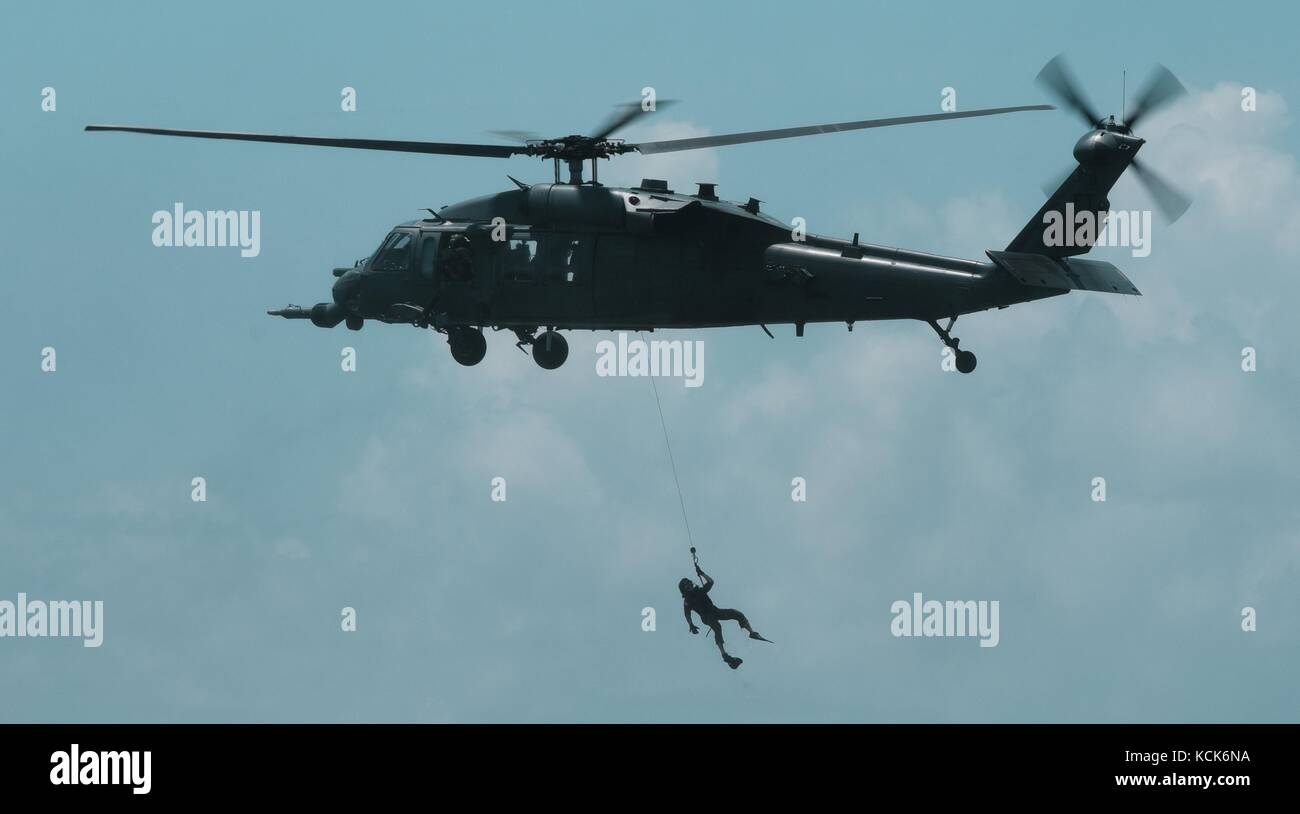 Ein US Air Force HH-60 Pave Hawk Hubschrauber Hebezeuge ein US-Soldat bei einem pararecuemen Wasserrettung Szenario während der Übung stealth Guardian am 7. August 2017 in Carrabelle, Florida. (Foto von Tybee hurst über planetpix) Stockfoto