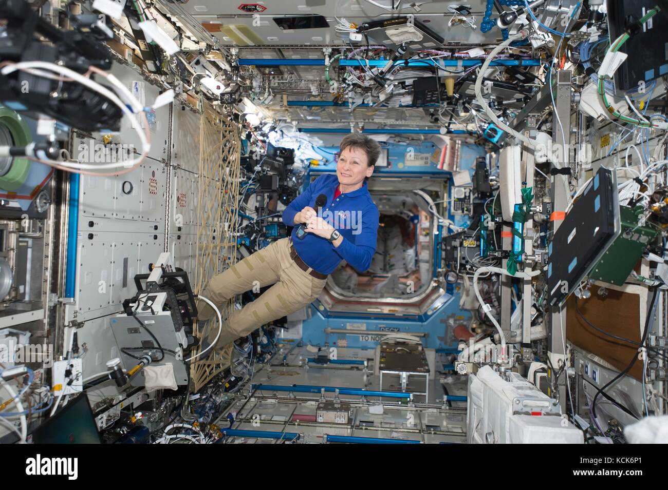 Die NASA ISS Expedition 51 prime Besatzungsmitglied amerikanische Astronautin Peggy Whitson führt eine Live Video interview mit Reportern auf der Erde am 28. Juni 2017 in der Erdumlaufbahn. (Foto: Nasa Foto über planetpix) Stockfoto