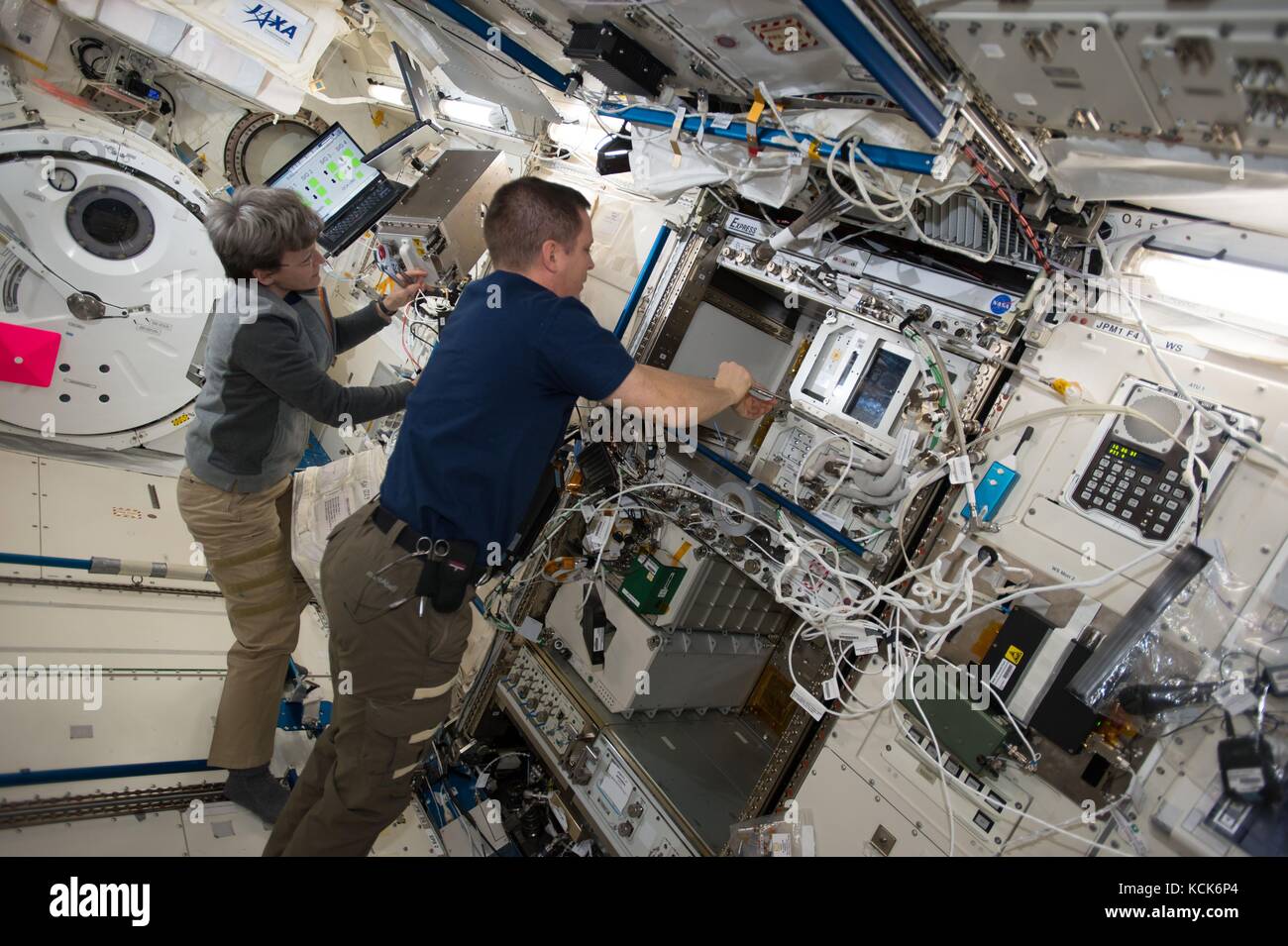 Die NASA ISS Expedition 51 prime Besatzungsmitglieder amerikanische Astronauten Peggy Whitson (links) und jack Fischer arbeiten im Inneren das japanische Labor Kibo Modul am 1. August 2017 in der Erdumlaufbahn. (Foto: Nasa Foto über planetpix) Stockfoto