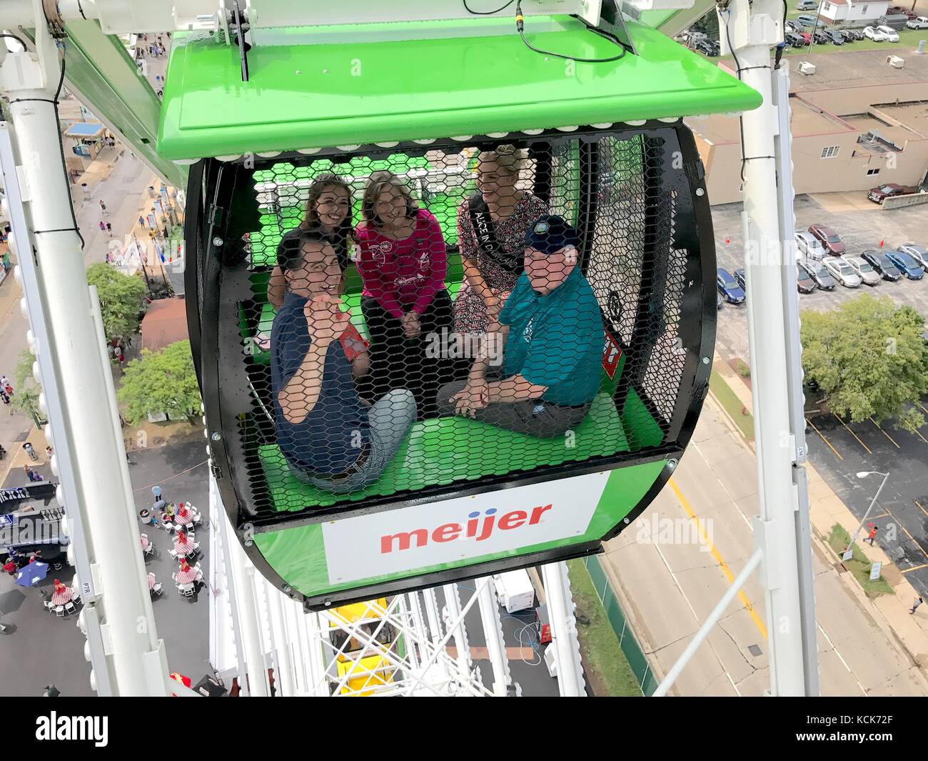 US-Landwirtschaftsminister Sonny Perdue fährt mit Einheimischen aus Wisconsin auf der Wisconsin State Fair während seiner Back to Our Roots Tour auf dem Riesenrad, um den Farm Bill 2018 im Wisconsin State Fair Park am 3. August 2017 in West Allis, Wisconsin, zu bewerben. (Foto von Lance Cheung via Planetpix) Stockfoto