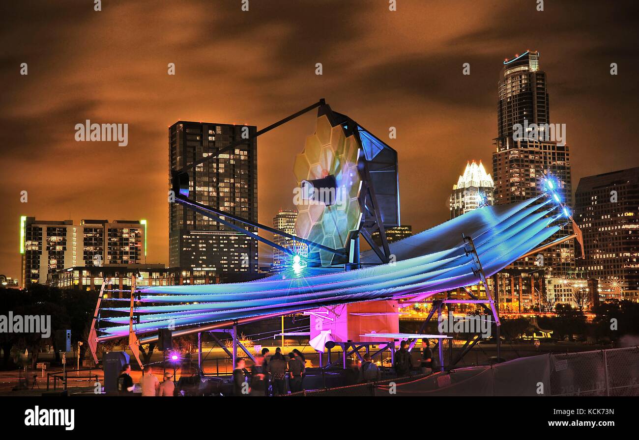 Ein Modell in Originalgröße des James Webb Space Telescope leuchtet in Neon leuchtet während der South by Southwest festival März 8, 2013 in Austin, Texas. (Foto von Chris Gunn über Planetpix) Stockfoto