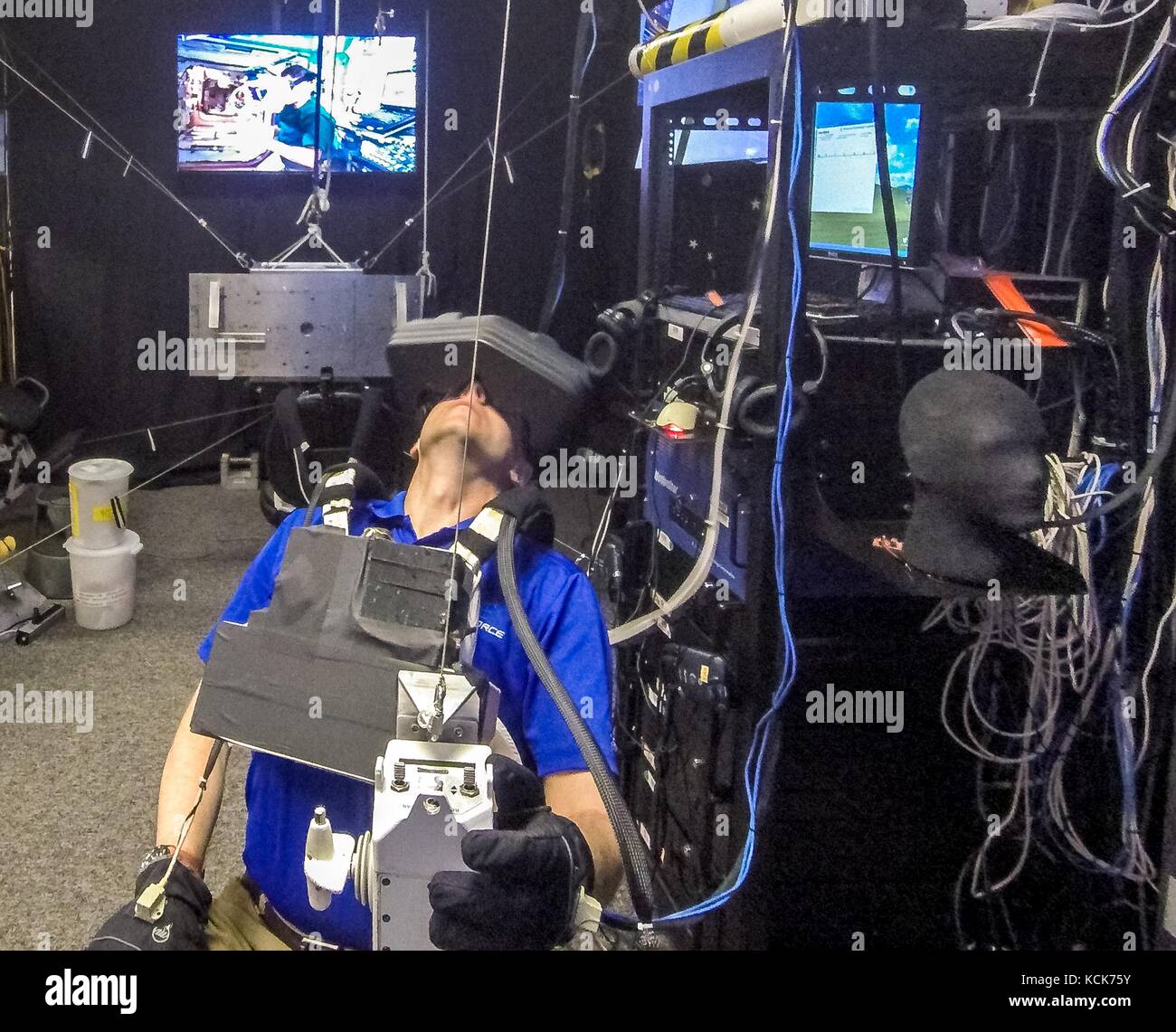 Nasa-astronaut Tyler nick Haag Züge mit der vereinfachten Beihilfen für eva Rescue (sicherere) Simulator am Johnson Space Center Virtual Reality Lab am 26. April 2017 in Houston, Texas. (Foto von J.m. eddins jr. über planetpix) Stockfoto